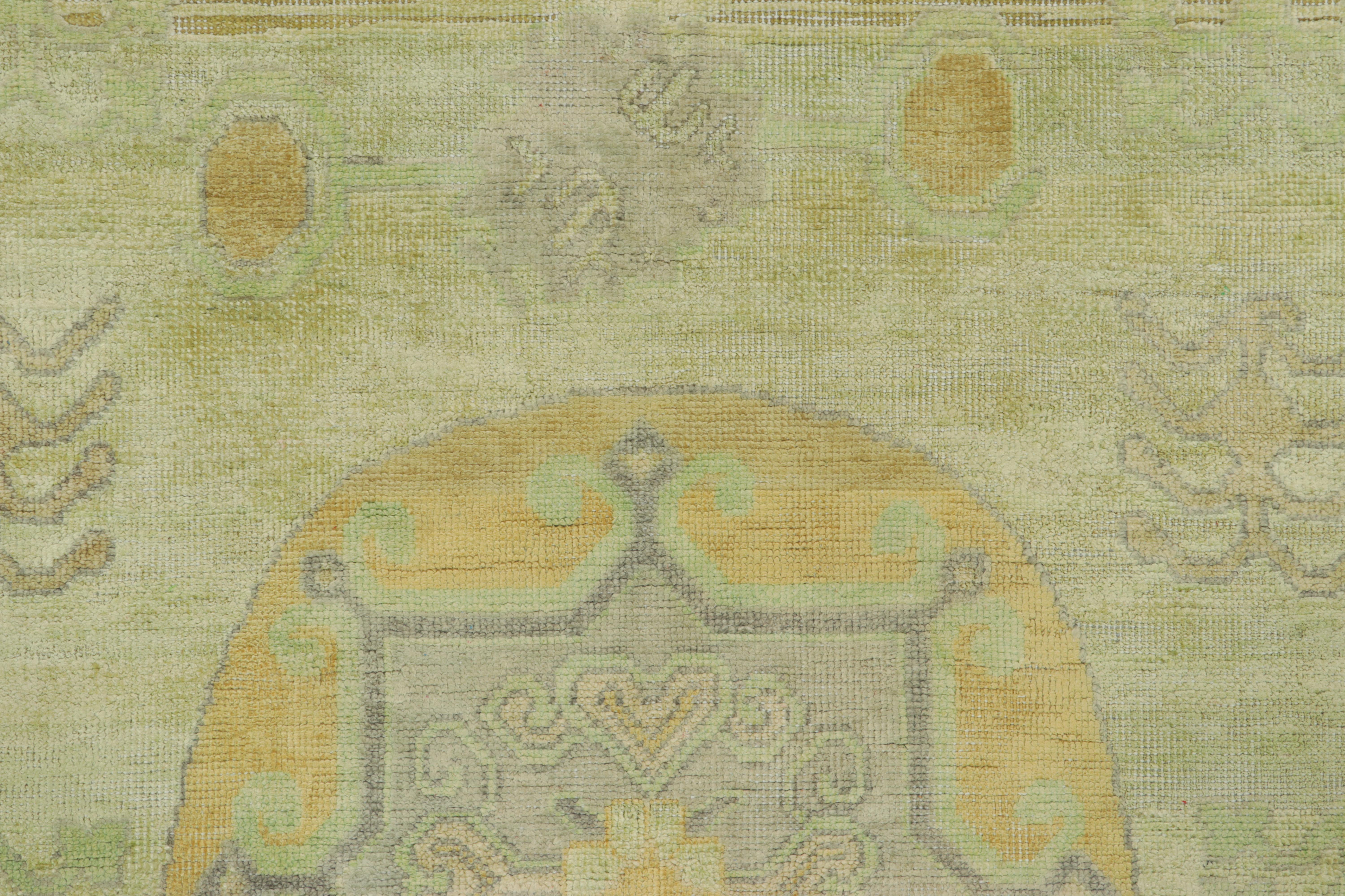Rug & Kilim's Khotan-inspirierter individueller Teppich, hellgrün mit königlichen Medaillons im Zustand „Gut“ im Angebot in Long Island City, NY