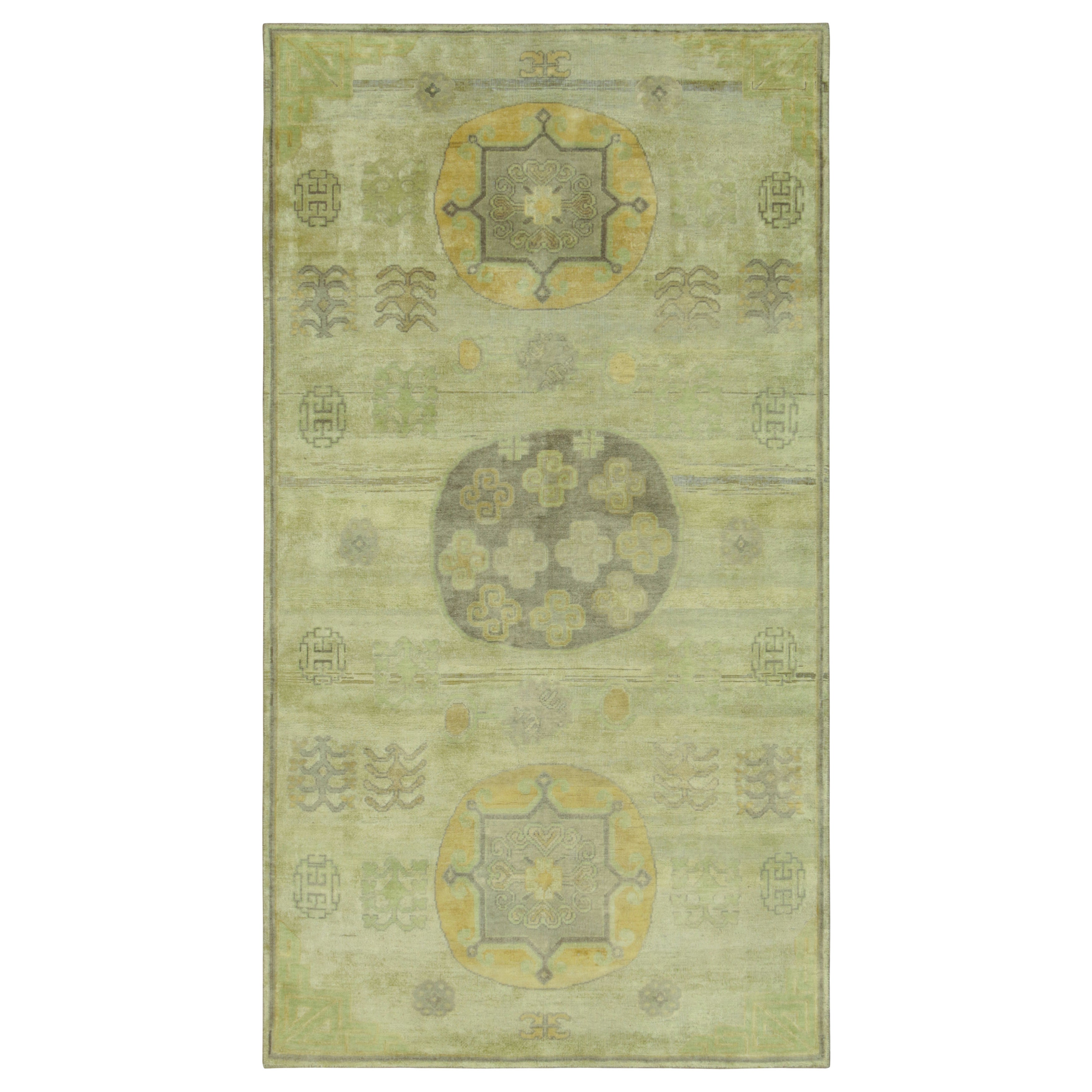 Rug & Kilim's Khotan-inspirierter individueller Teppich, hellgrün mit königlichen Medaillons