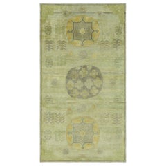 Rug & Kilim's Khotan-inspirierter individueller Teppich, hellgrün mit königlichen Medaillons
