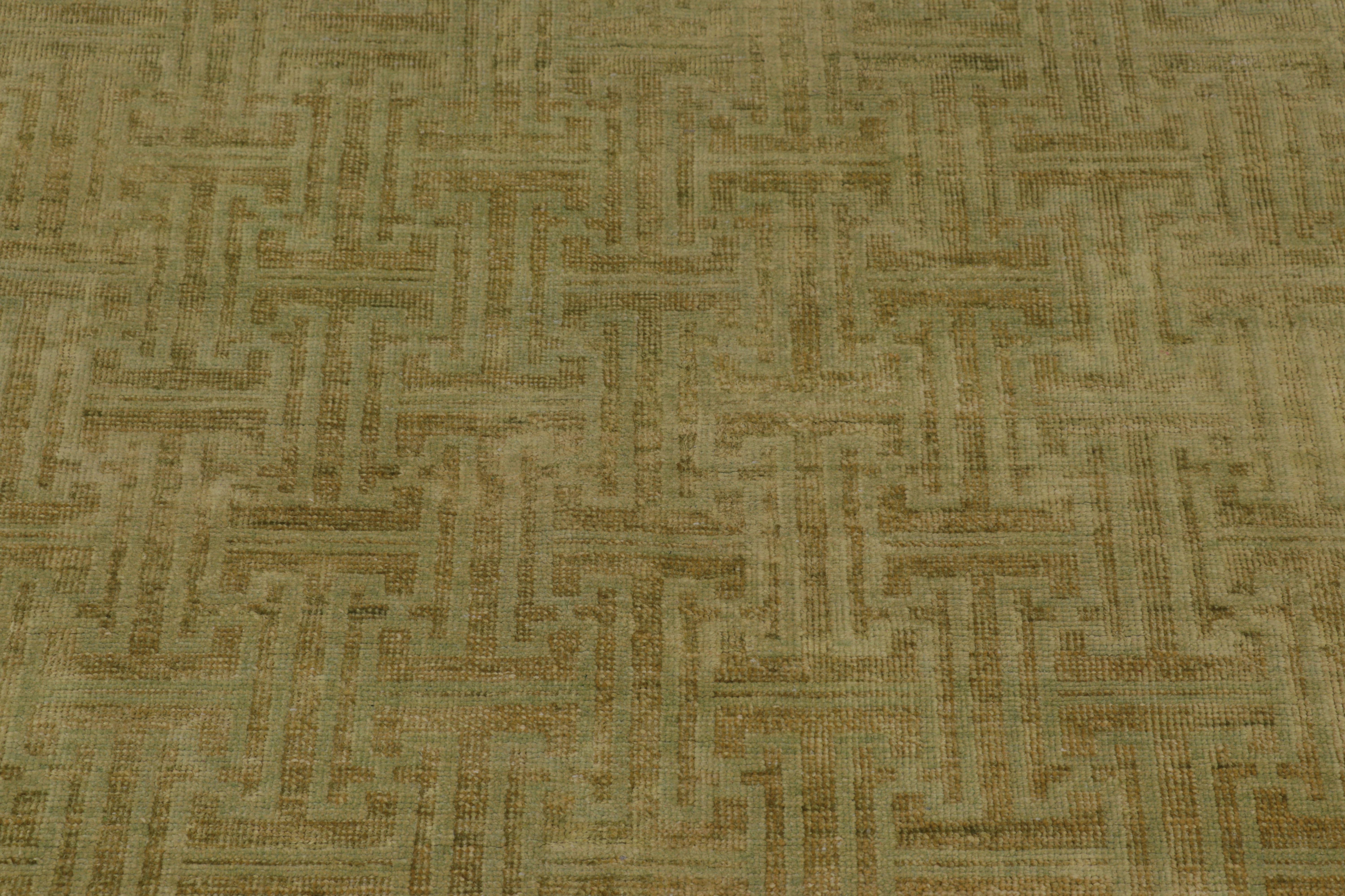 Annodato a mano Rug & Kilim è un tappeto ispirato a Khotan, di colore verde acqua e con motivi geometrici. in vendita