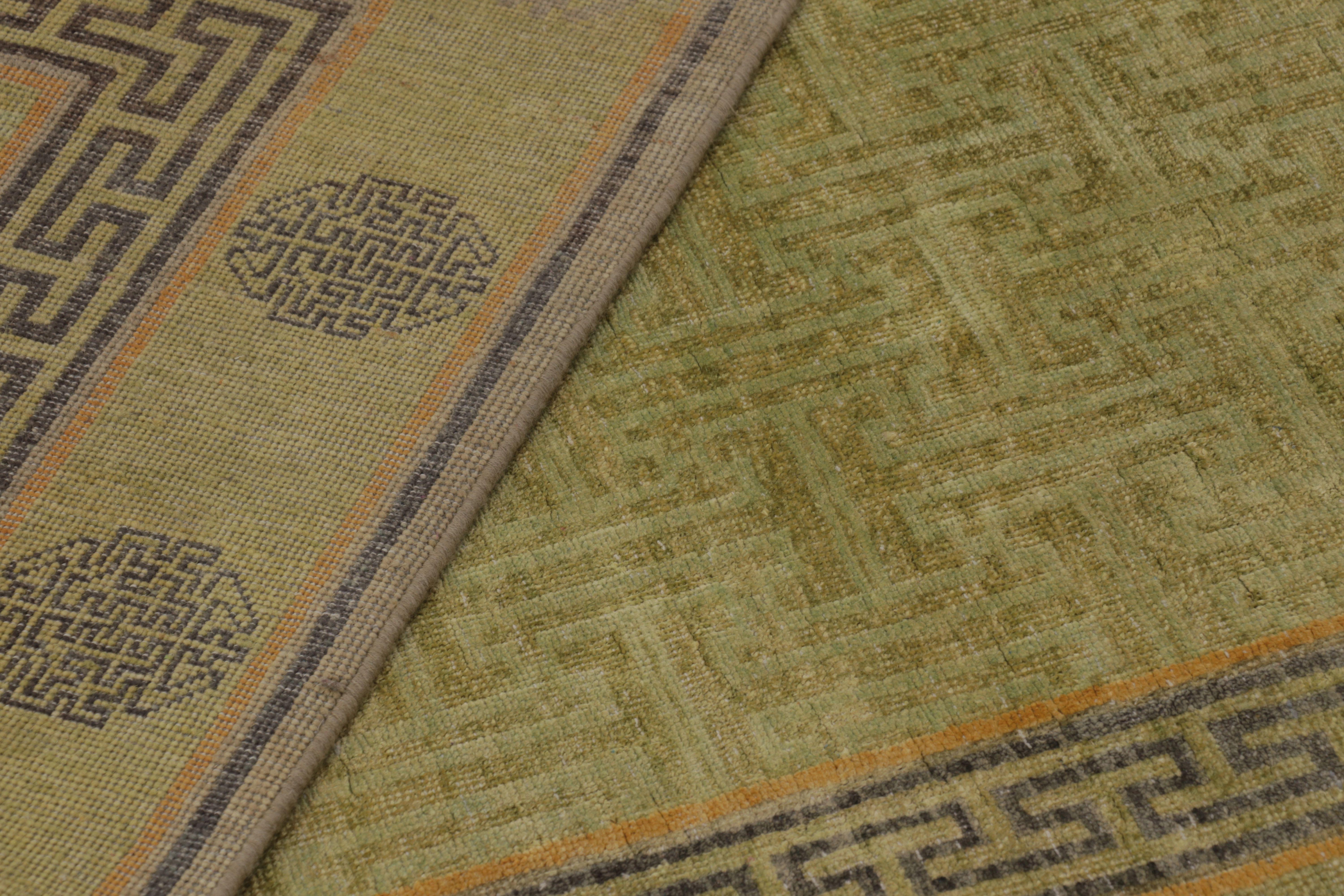 Rug & Kilim è un tappeto ispirato a Khotan, di colore verde acqua e con motivi geometrici. in vendita 1