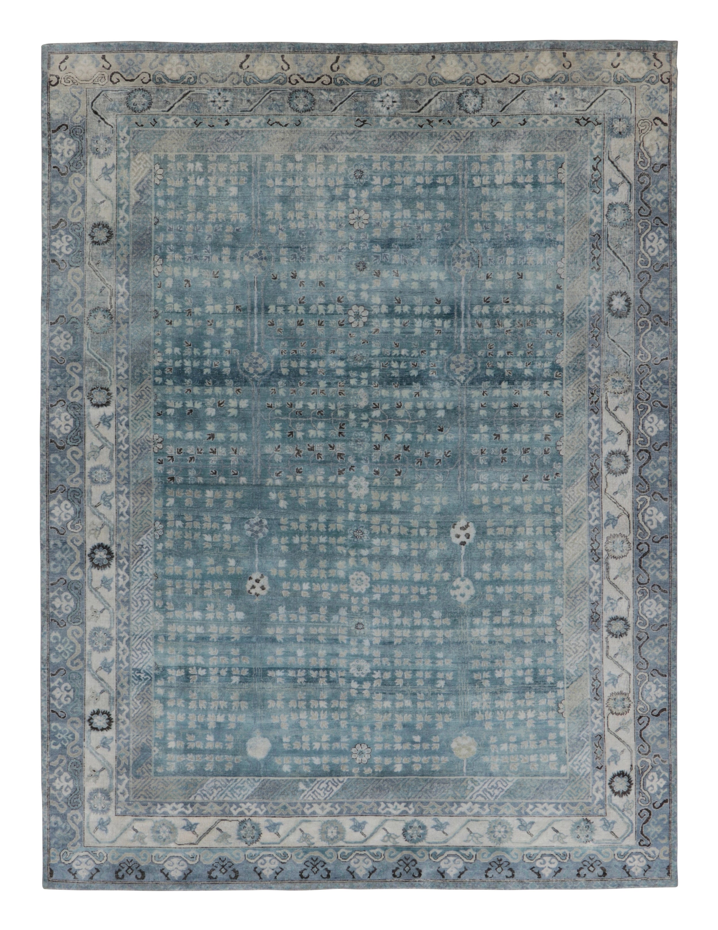 Rug 
Kilim è un tappeto ispirato al Khotan in blu con motivi floreali e bordi in grigio in vendita