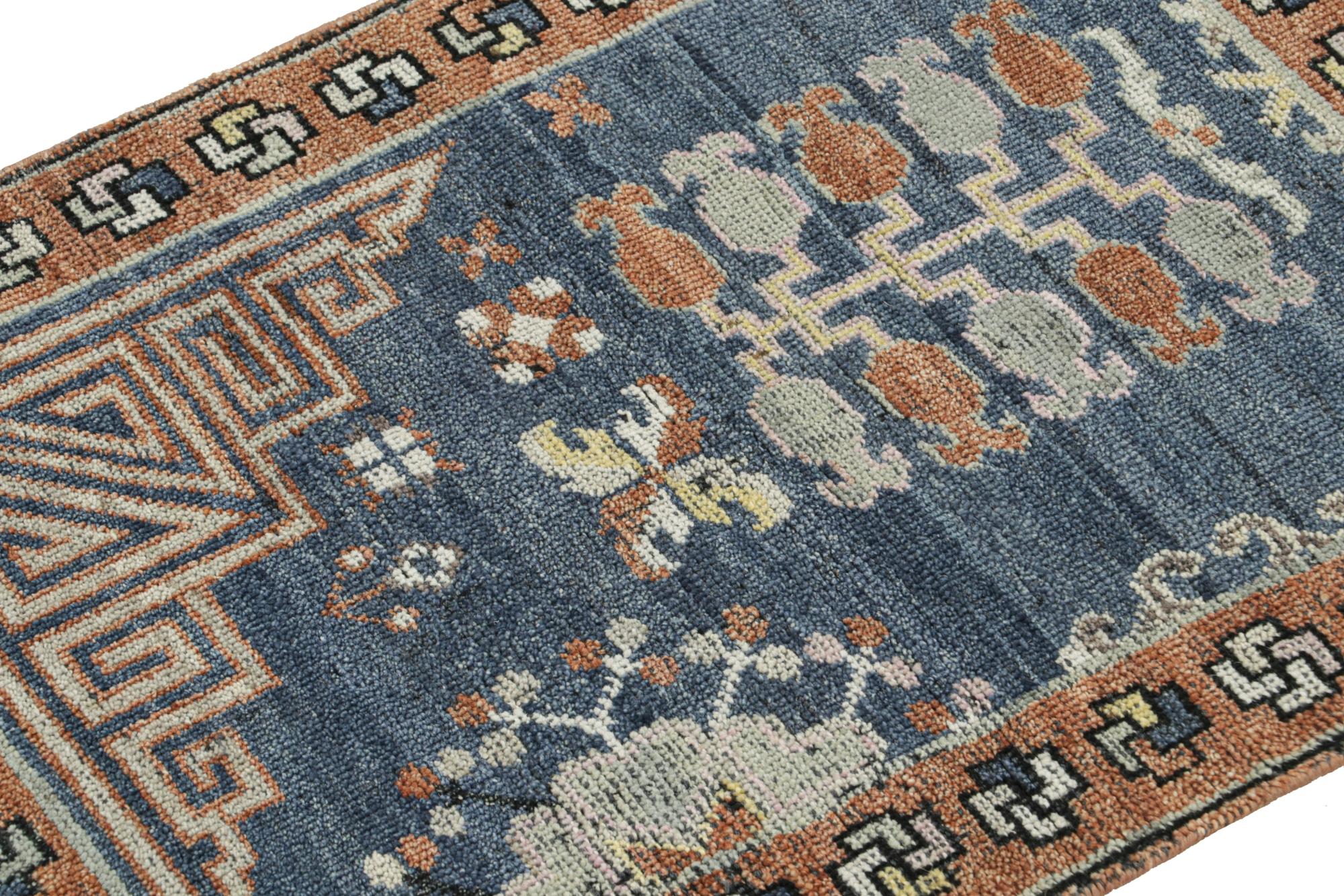 Questo tappeto 2x3 è una regale novità della collezione Burano di Rug & Kilim. annodato a mano in lana.

Ulteriori informazioni sul design: 

Questo tappeto d'accento è una rivisitazione contemporanea dei tappeti Khotan, che ne sposta la scala e ne