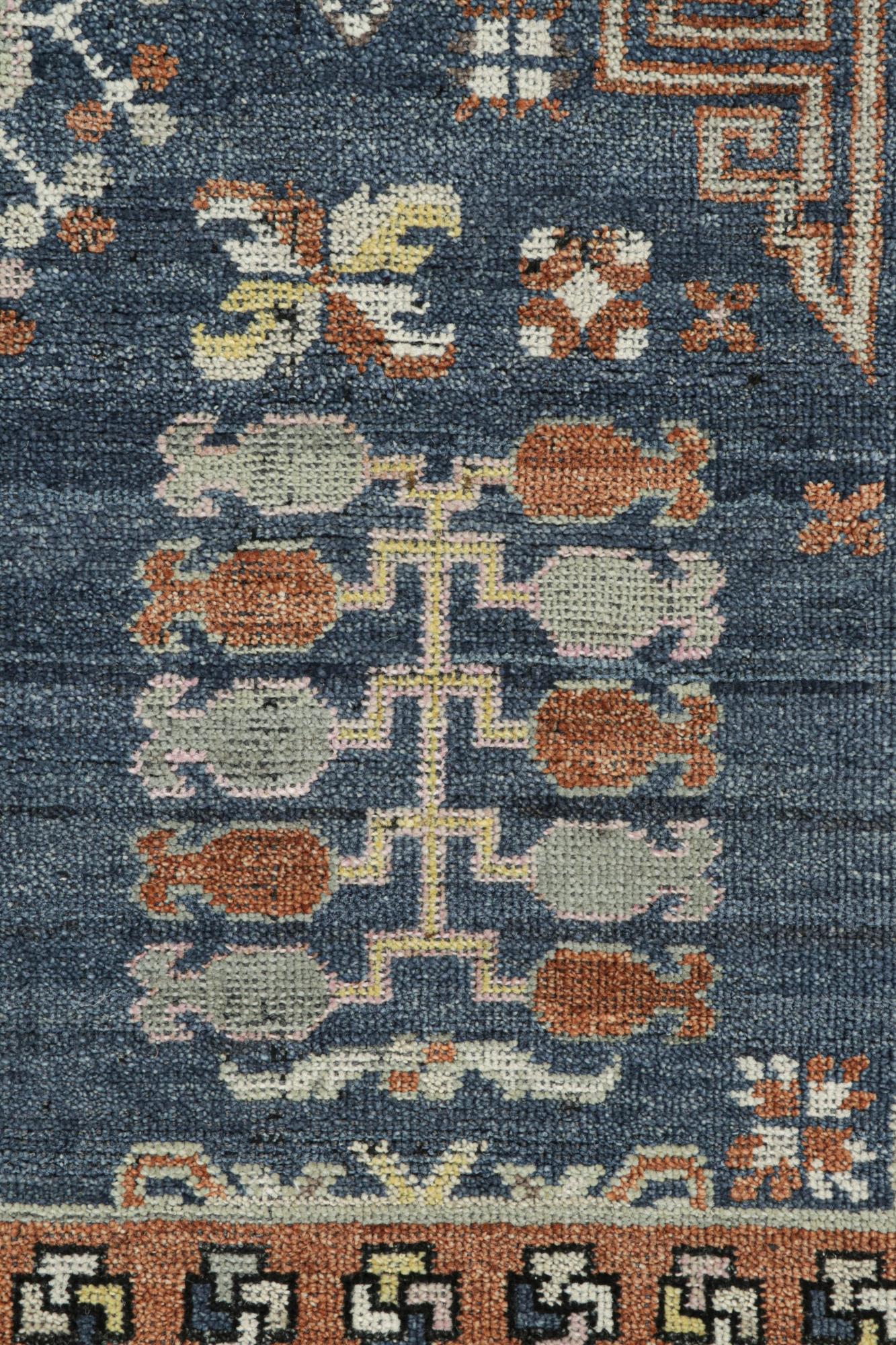 Tribale Rug & Kilim è un tappeto ispirato a Khotan con motivi geometrici marroni e blu in vendita