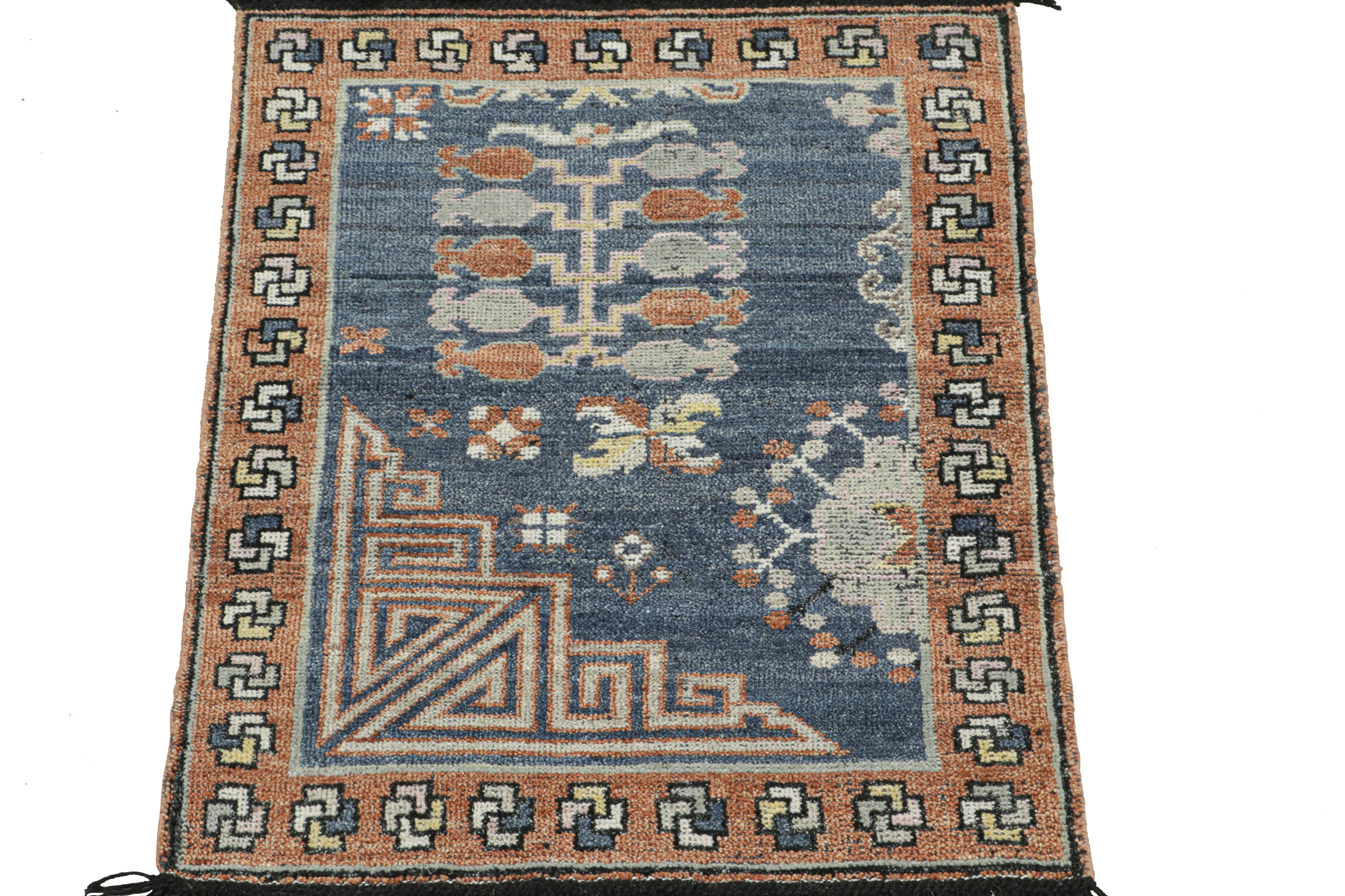 Annodato a mano Rug & Kilim è un tappeto ispirato a Khotan con motivi geometrici marroni e blu in vendita