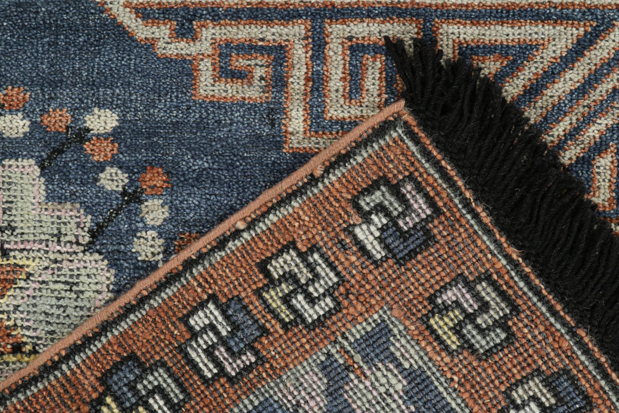 XXI secolo e contemporaneo Rug & Kilim è un tappeto ispirato a Khotan con motivi geometrici marroni e blu in vendita