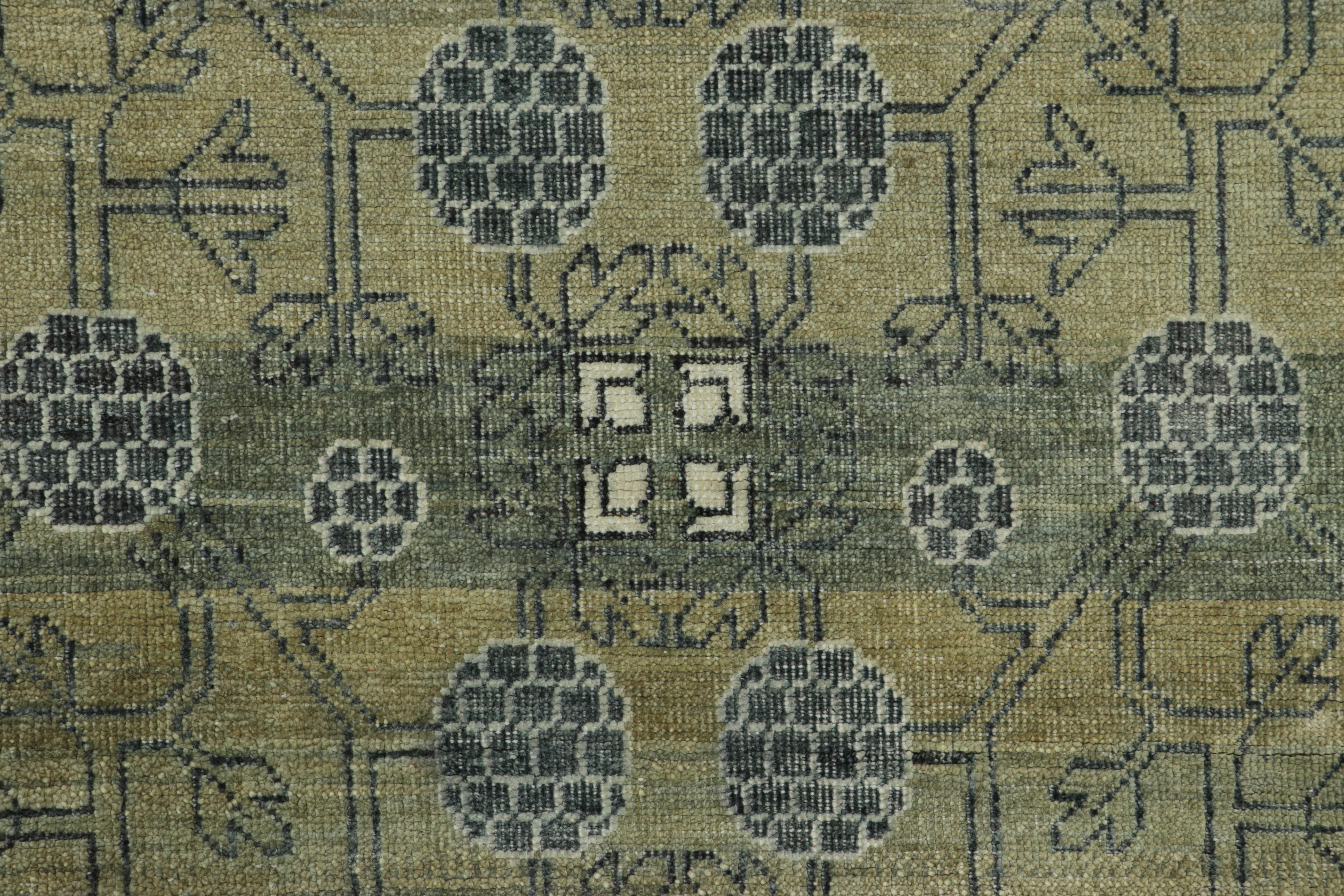 Rug & Kilim's Khotan-inspirierter Teppich in Grün mit Blumenmustern in Granatapfelform (Moderne) im Angebot