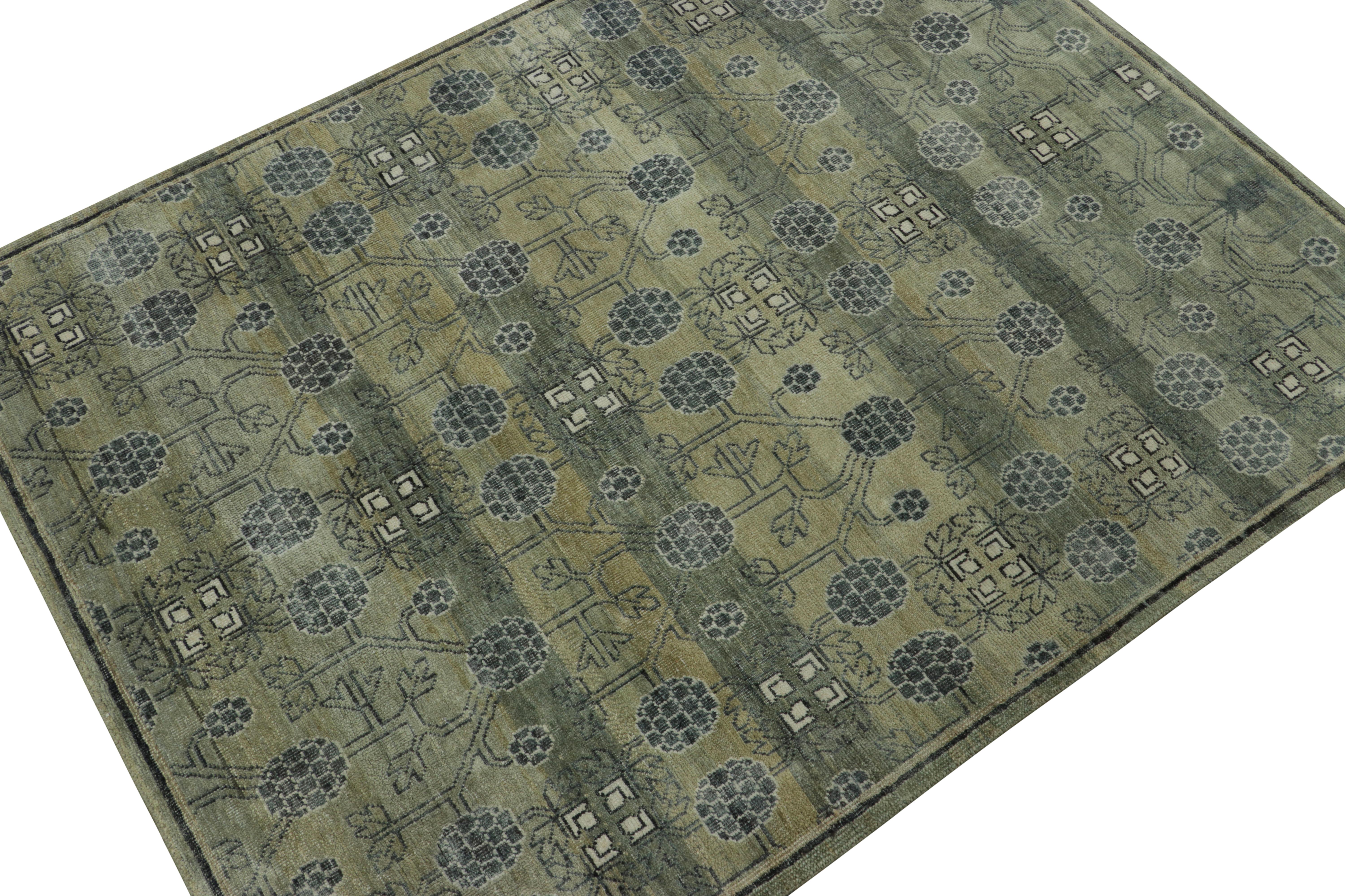 Rug & Kilim's Khotan-inspirierter Teppich in Grün mit Blumenmustern in Granatapfelform (Indisch) im Angebot