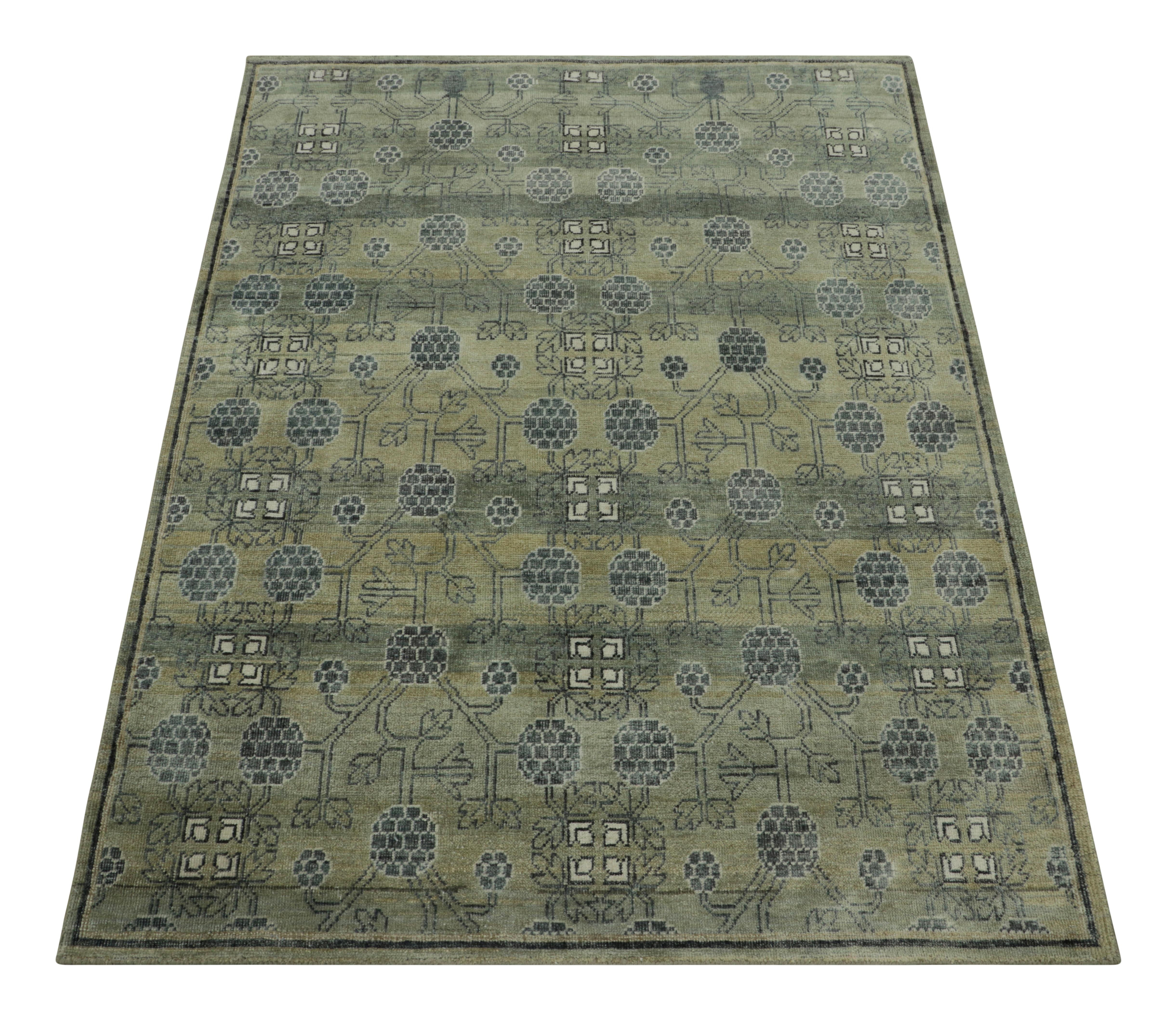 Rug & Kilim's Khotan-inspirierter Teppich in Grün mit Blumenmustern in Granatapfelform (Handgeknüpft) im Angebot