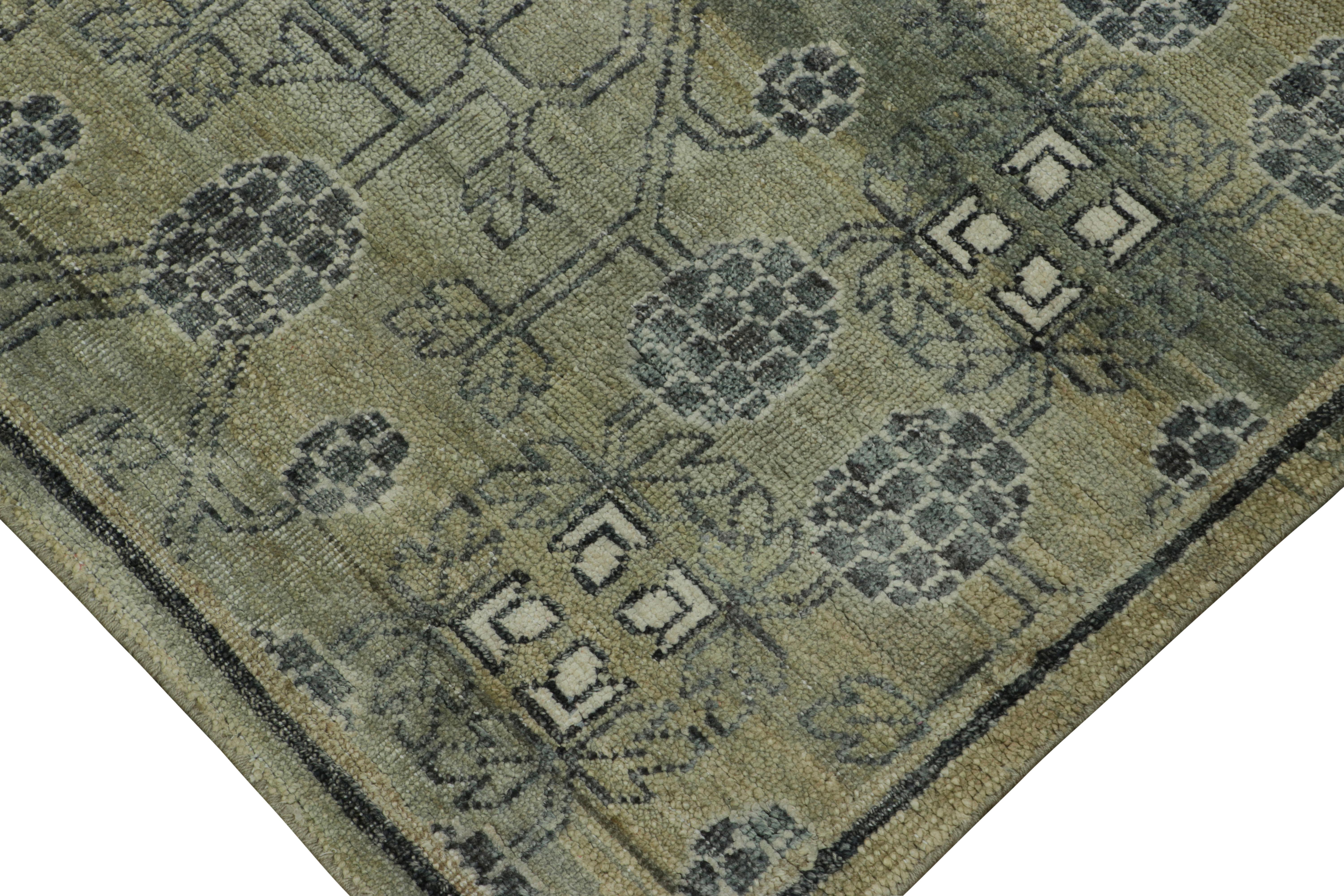 Rug & Kilim's Khotan-inspirierter Teppich in Grün mit Blumenmustern in Granatapfelform im Zustand „Neu“ im Angebot in Long Island City, NY