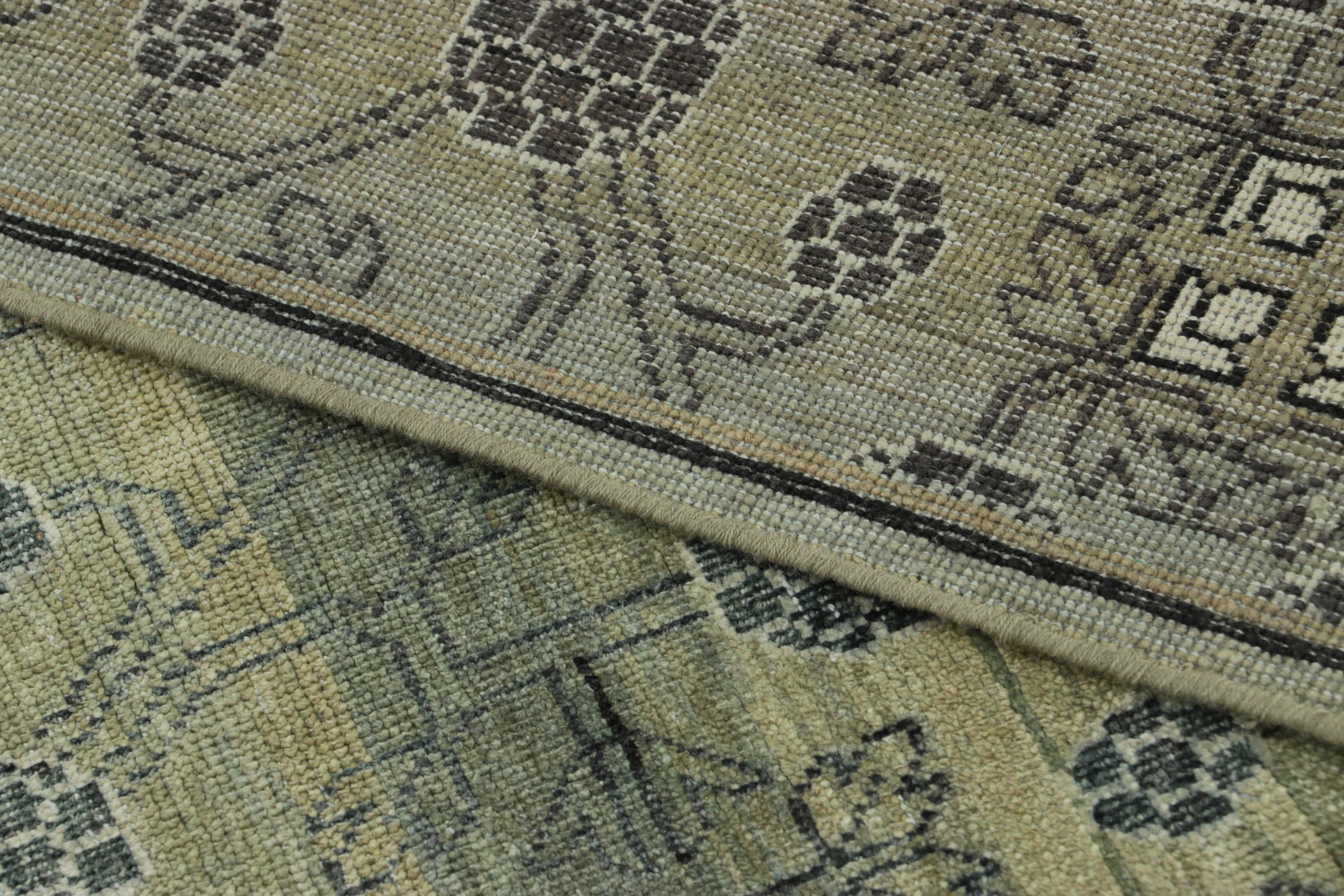 Rug & Kilim's Khotan-inspirierter Teppich in Grün mit Blumenmustern in Granatapfelform (21. Jahrhundert und zeitgenössisch) im Angebot