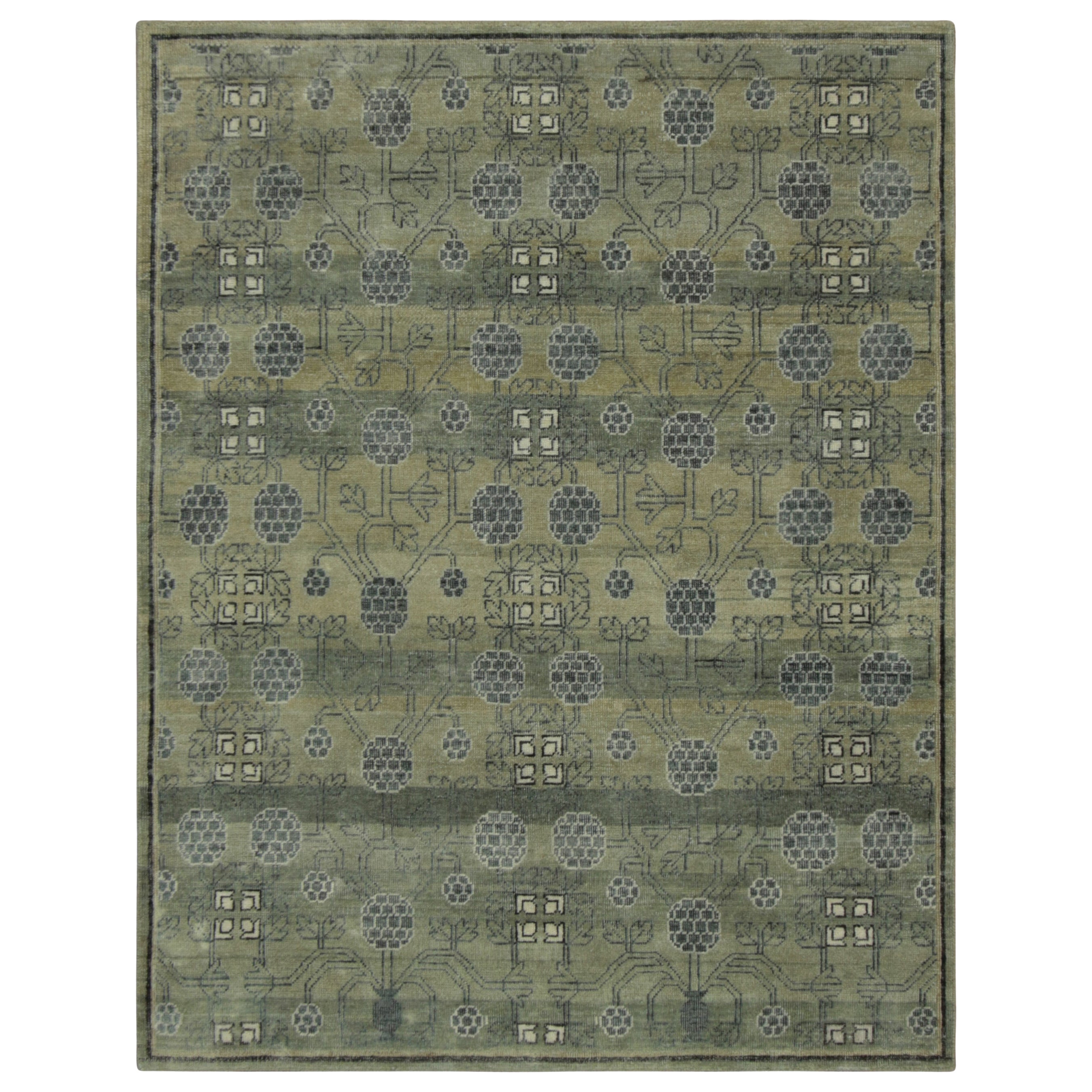Rug & Kilim's Khotan-inspirierter Teppich in Grün mit Blumenmustern in Granatapfelform im Angebot