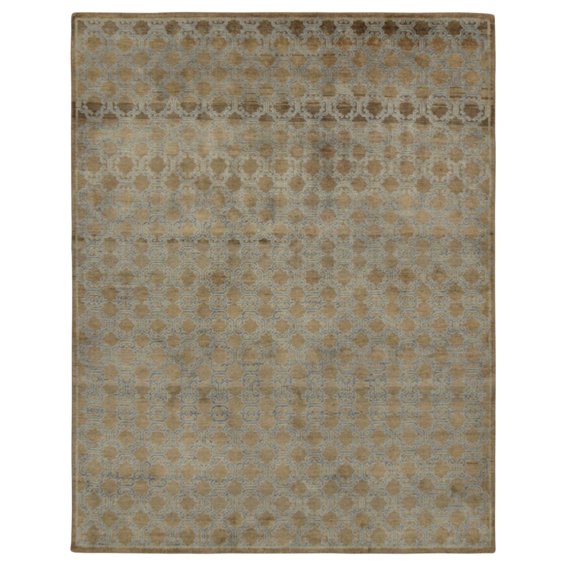 Rug 
Kilim è un tappeto ispirato a Khotan, con un sottile motivo geometrico blu su sfondo beige-marrone. in vendita