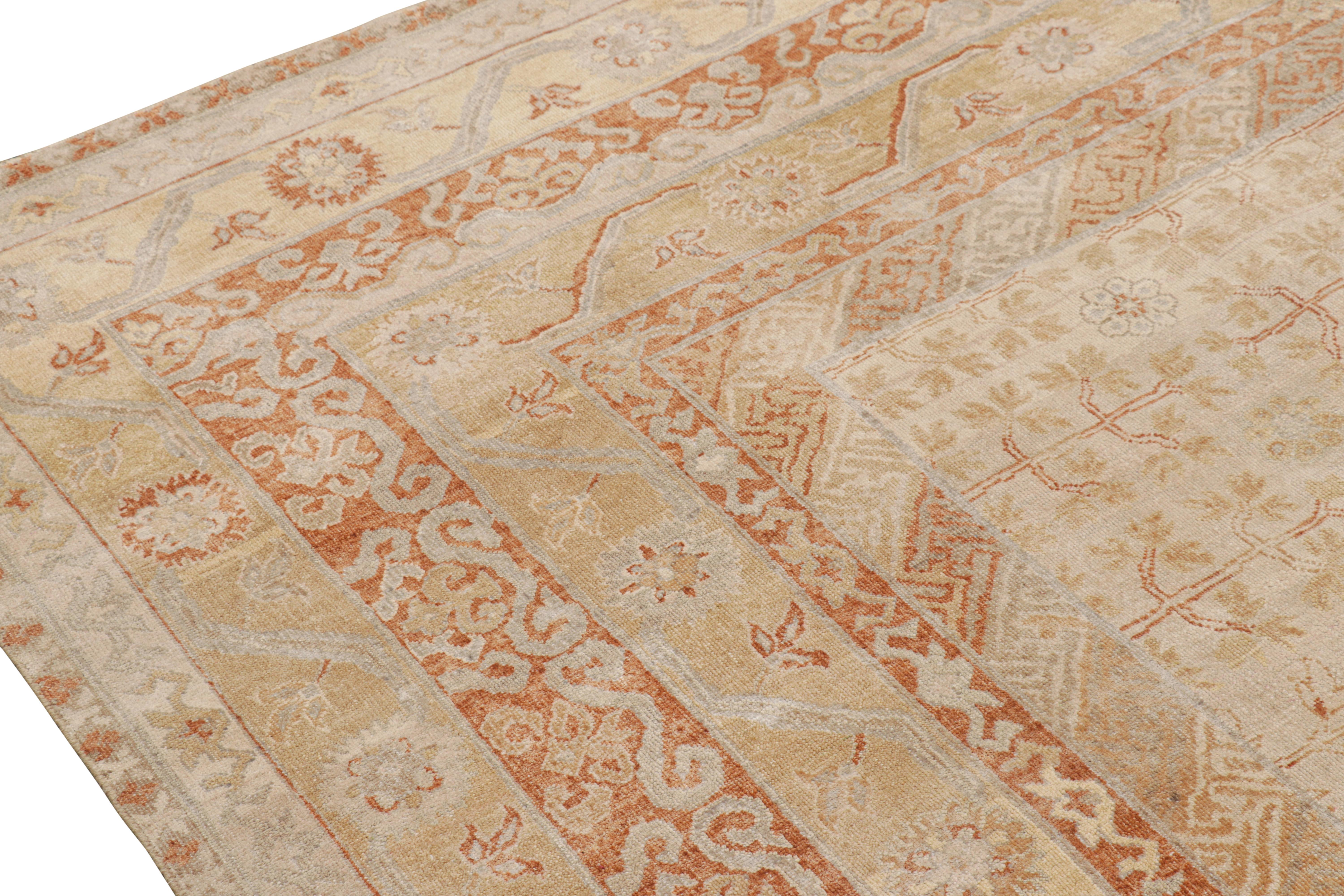 Khotan-Teppich von Rug & Kilim in Beige mit geometrischen Blumenmustern (Moderne) im Angebot