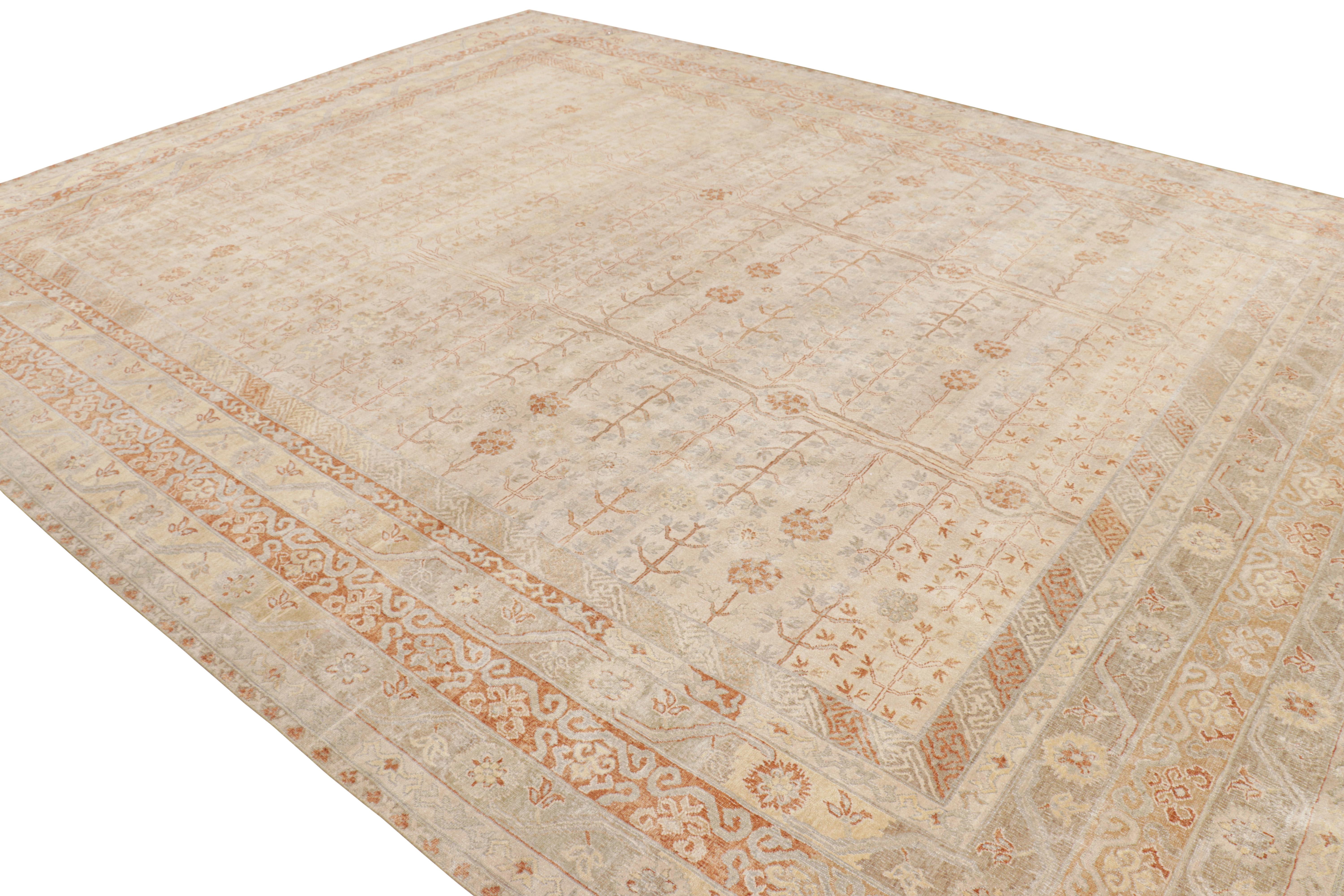 Khotan-Teppich von Rug & Kilim in Beige mit geometrischen Blumenmustern (Indisch) im Angebot