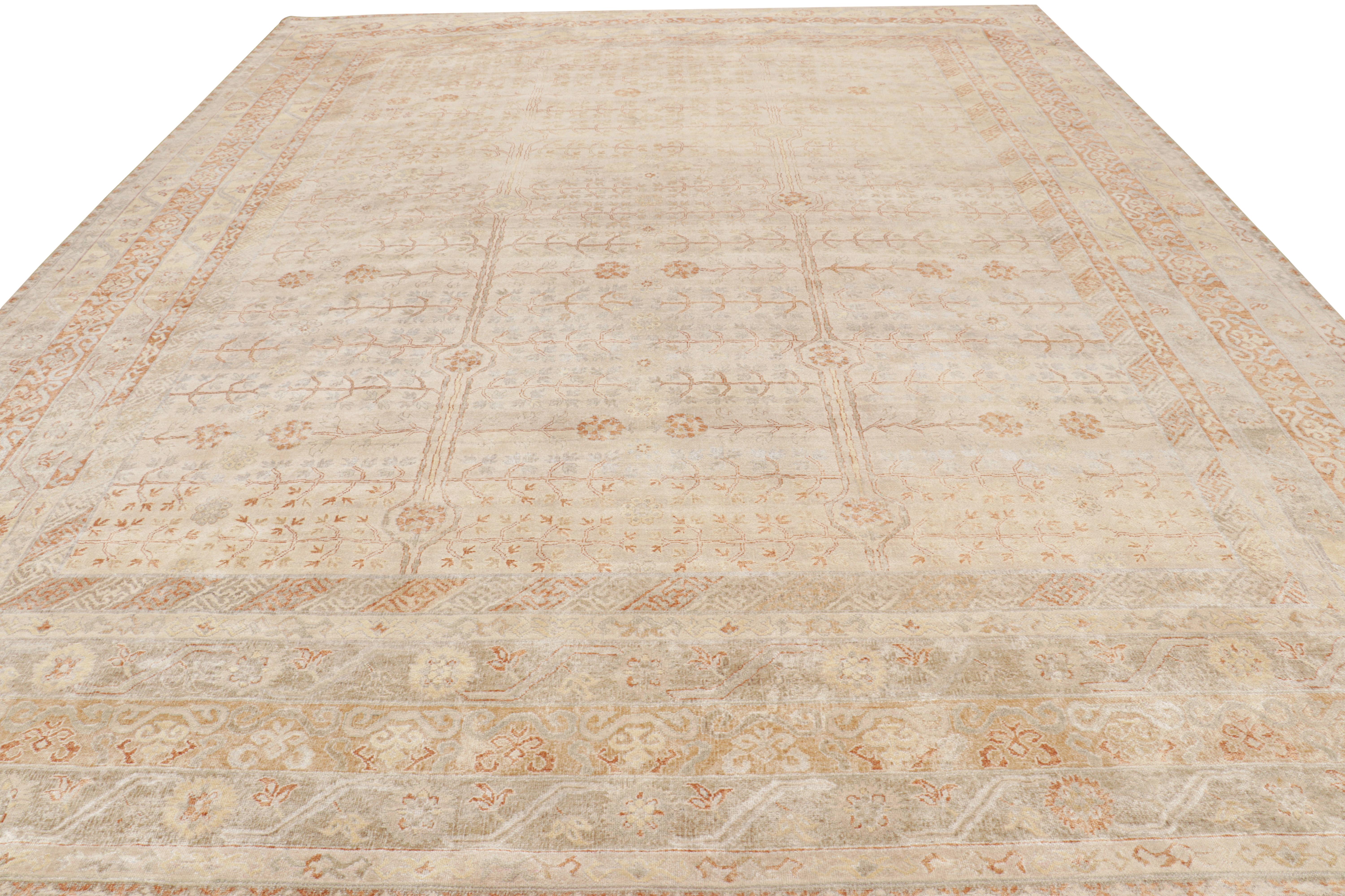 Khotan-Teppich von Rug & Kilim in Beige mit geometrischen Blumenmustern (Handgeknüpft) im Angebot