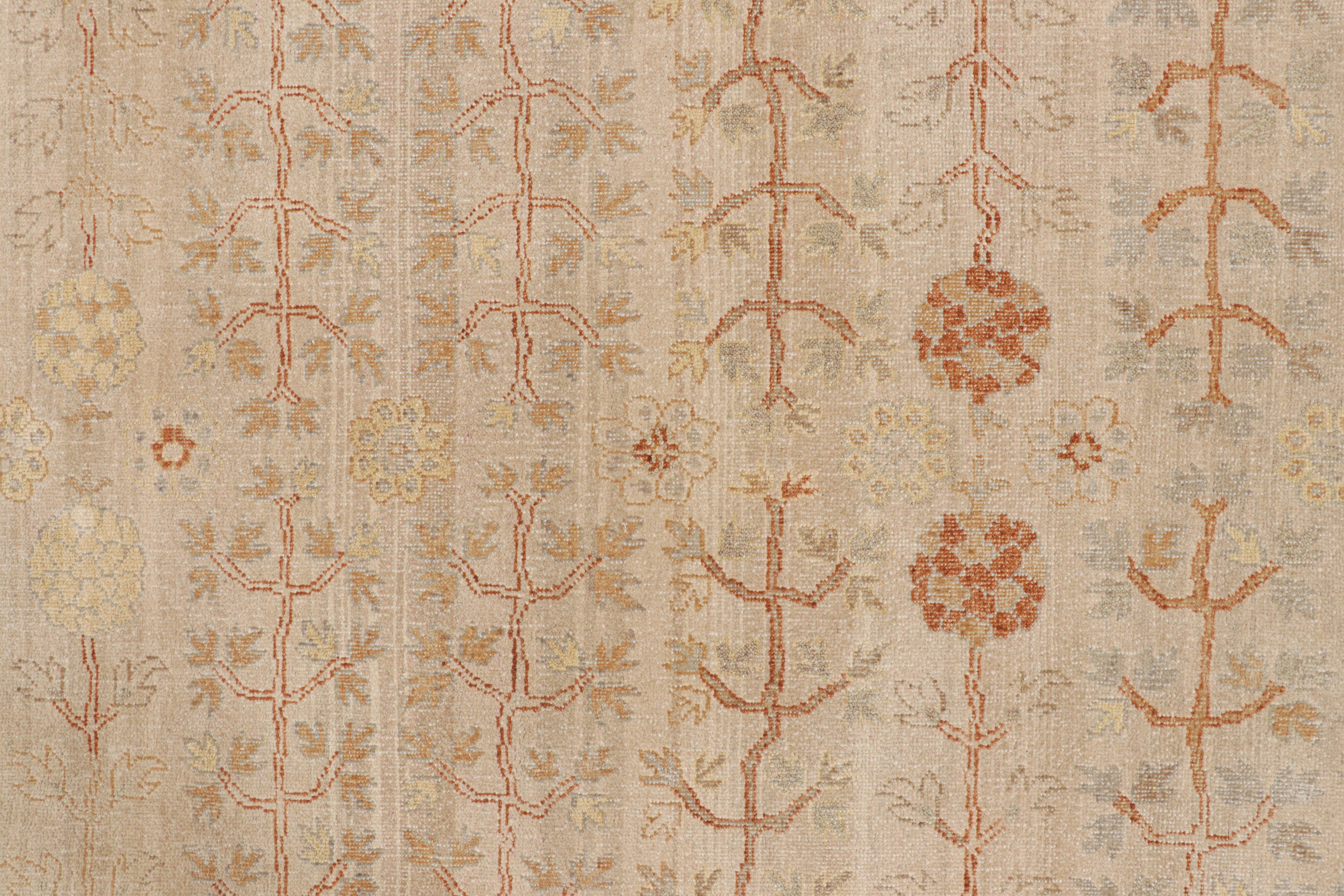 Khotan-Teppich von Rug & Kilim in Beige mit geometrischen Blumenmustern im Zustand „Neu“ im Angebot in Long Island City, NY