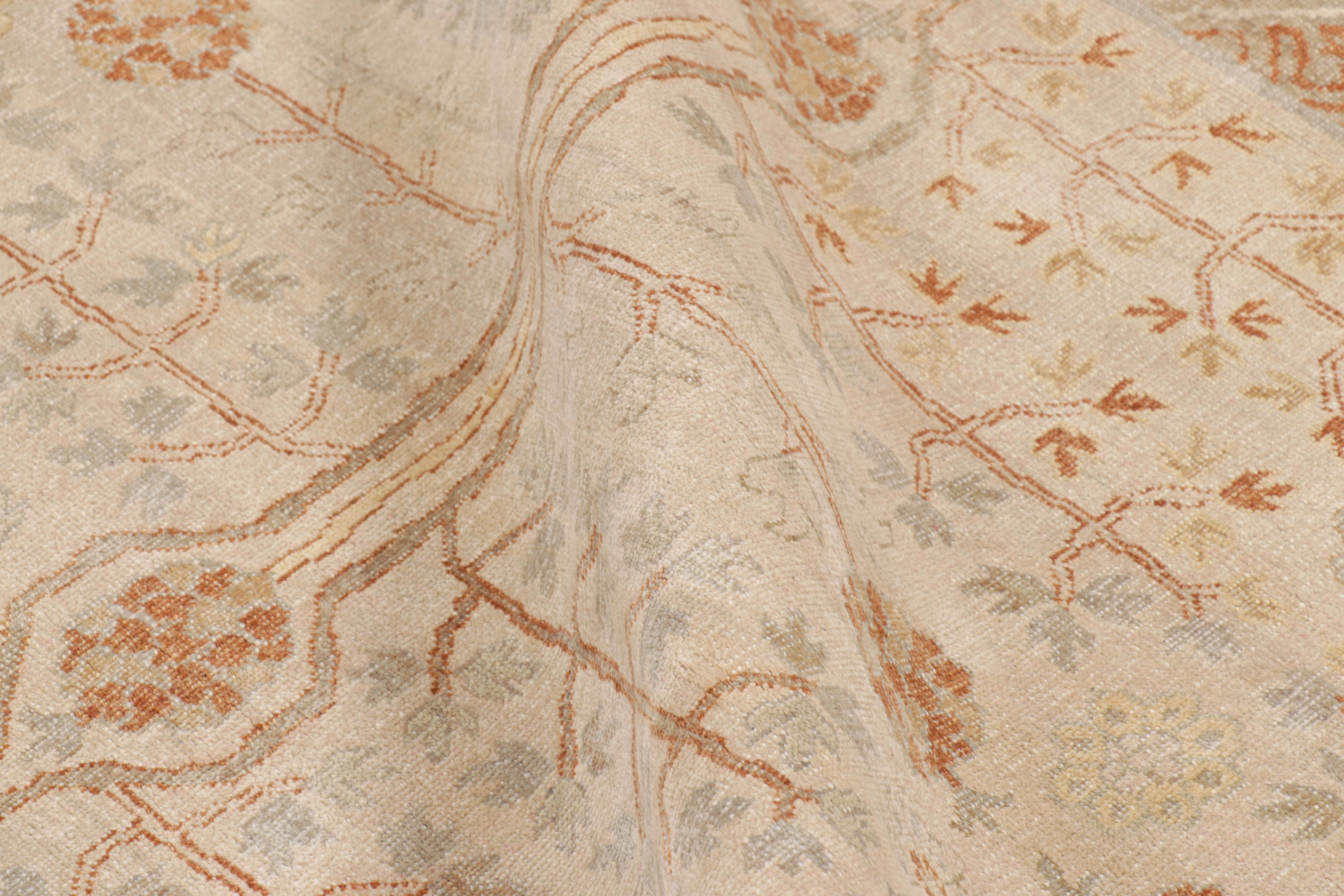 Khotan-Teppich von Rug & Kilim in Beige mit geometrischen Blumenmustern (21. Jahrhundert und zeitgenössisch) im Angebot