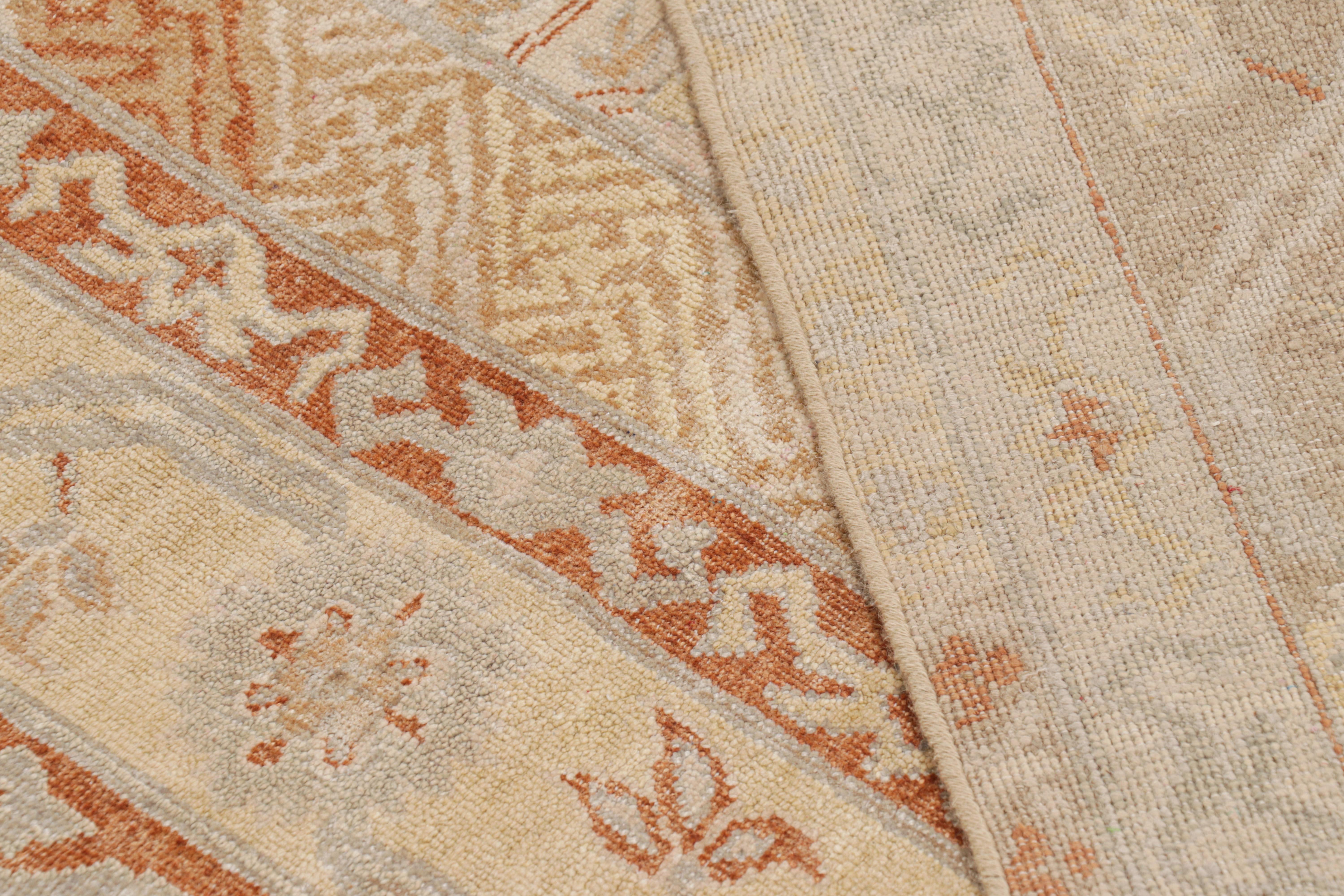 Khotan-Teppich von Rug & Kilim in Beige mit geometrischen Blumenmustern (Wolle) im Angebot