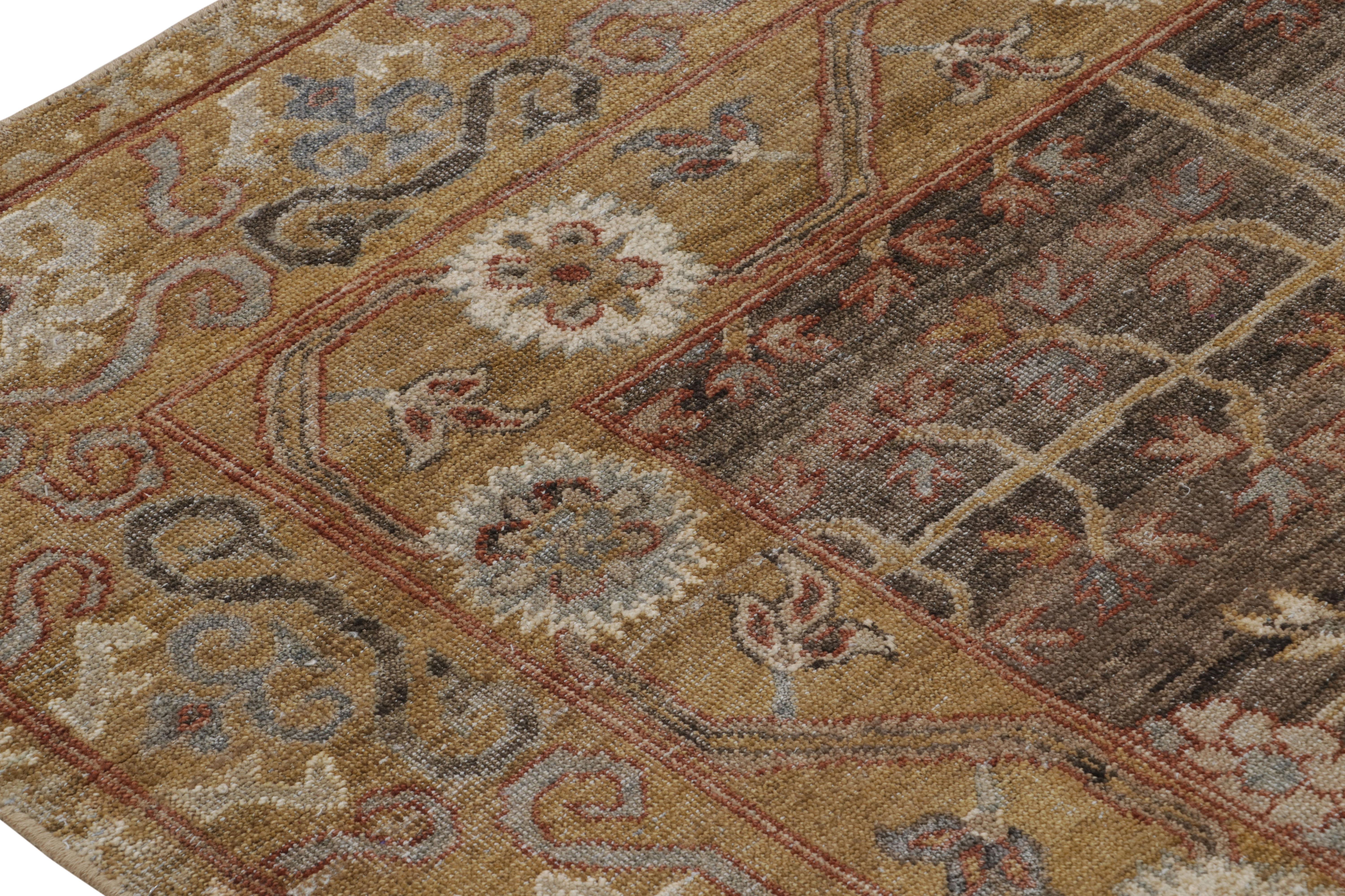 Khotan-Teppich von Rug & Kilim in Braun und Gold mit geometrischen Mustern (Indisch) im Angebot