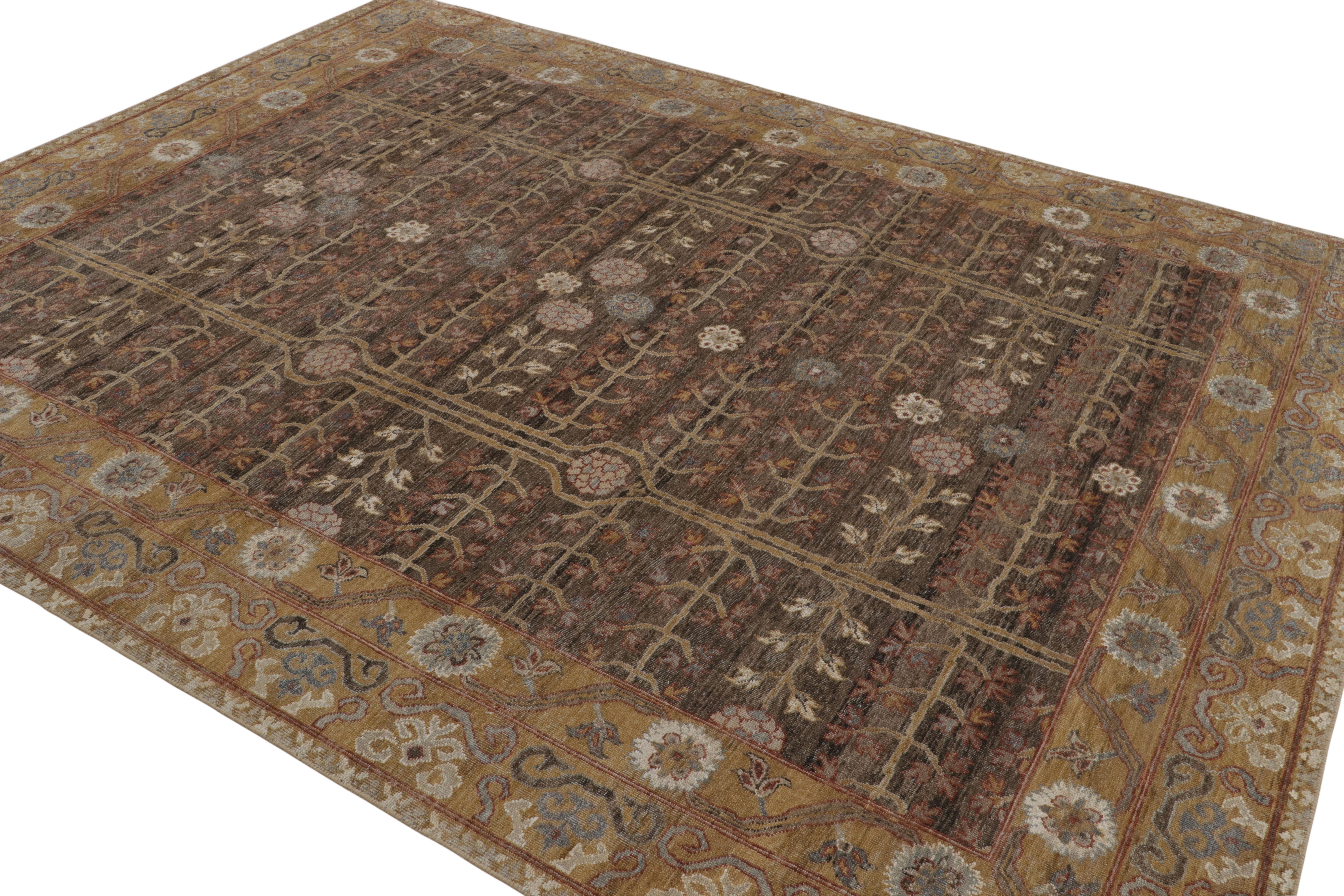 Noué à la main Rug & Kilim's Khotan Rug in Brown and Gold with Geometric Patterns (tapis Khotan à motifs géométriques) en vente
