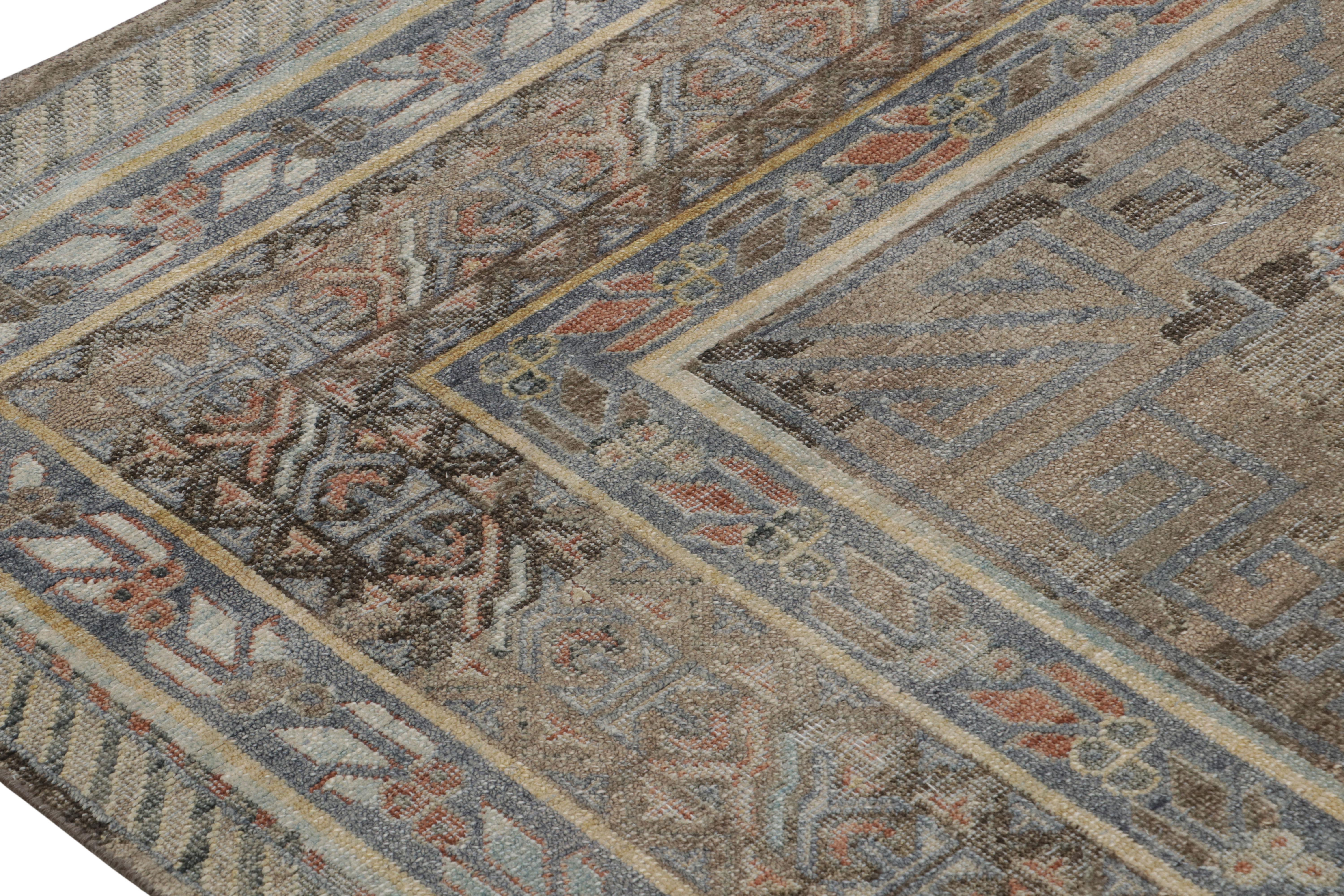 Khotan-Teppich von Rug & Kilim in Braun, Rot und Blau mit Medaillon-Mustern (Indisch) im Angebot