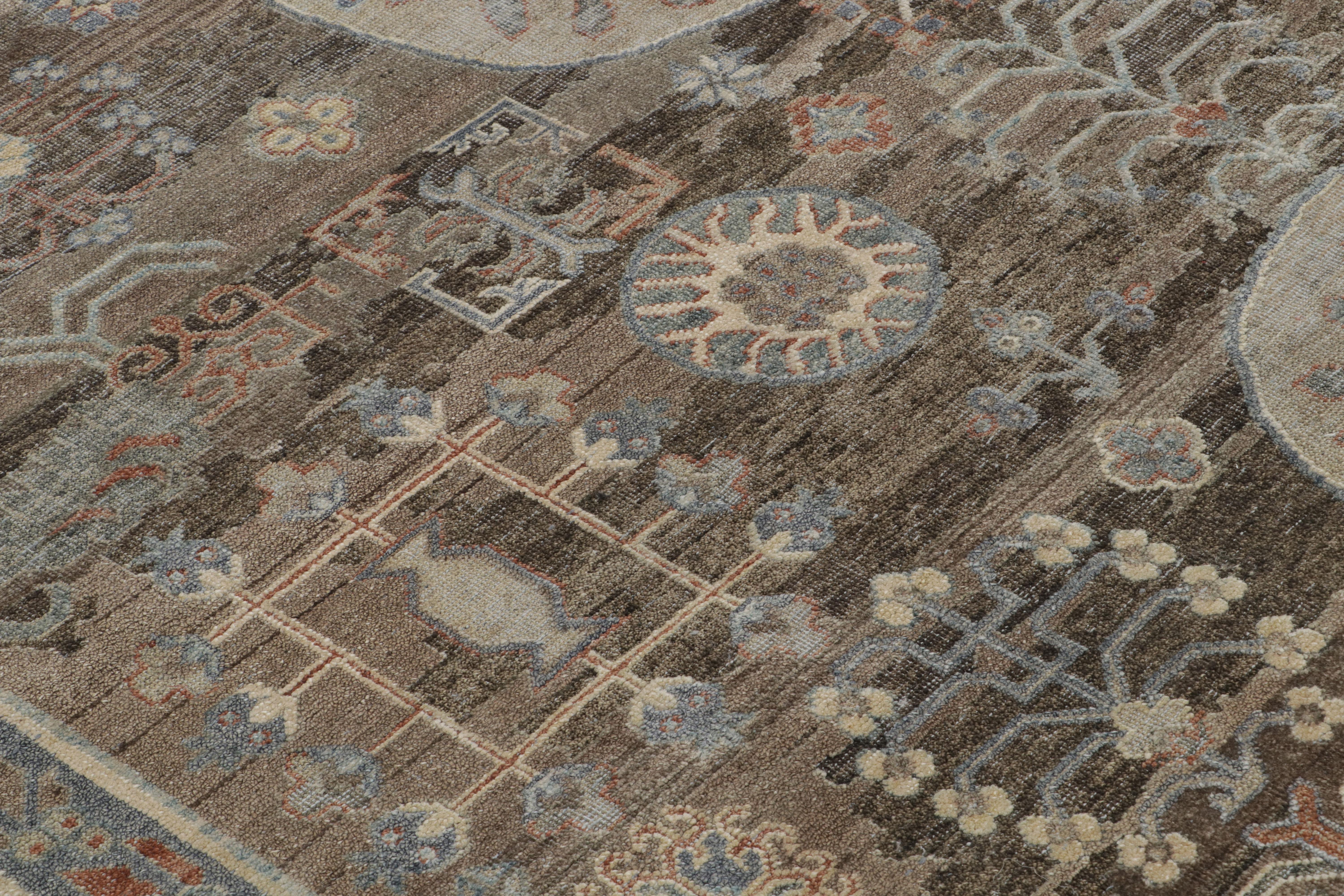 Khotan-Teppich von Rug & Kilim in Braun, Rot und Blau mit Medaillon-Mustern (21. Jahrhundert und zeitgenössisch) im Angebot