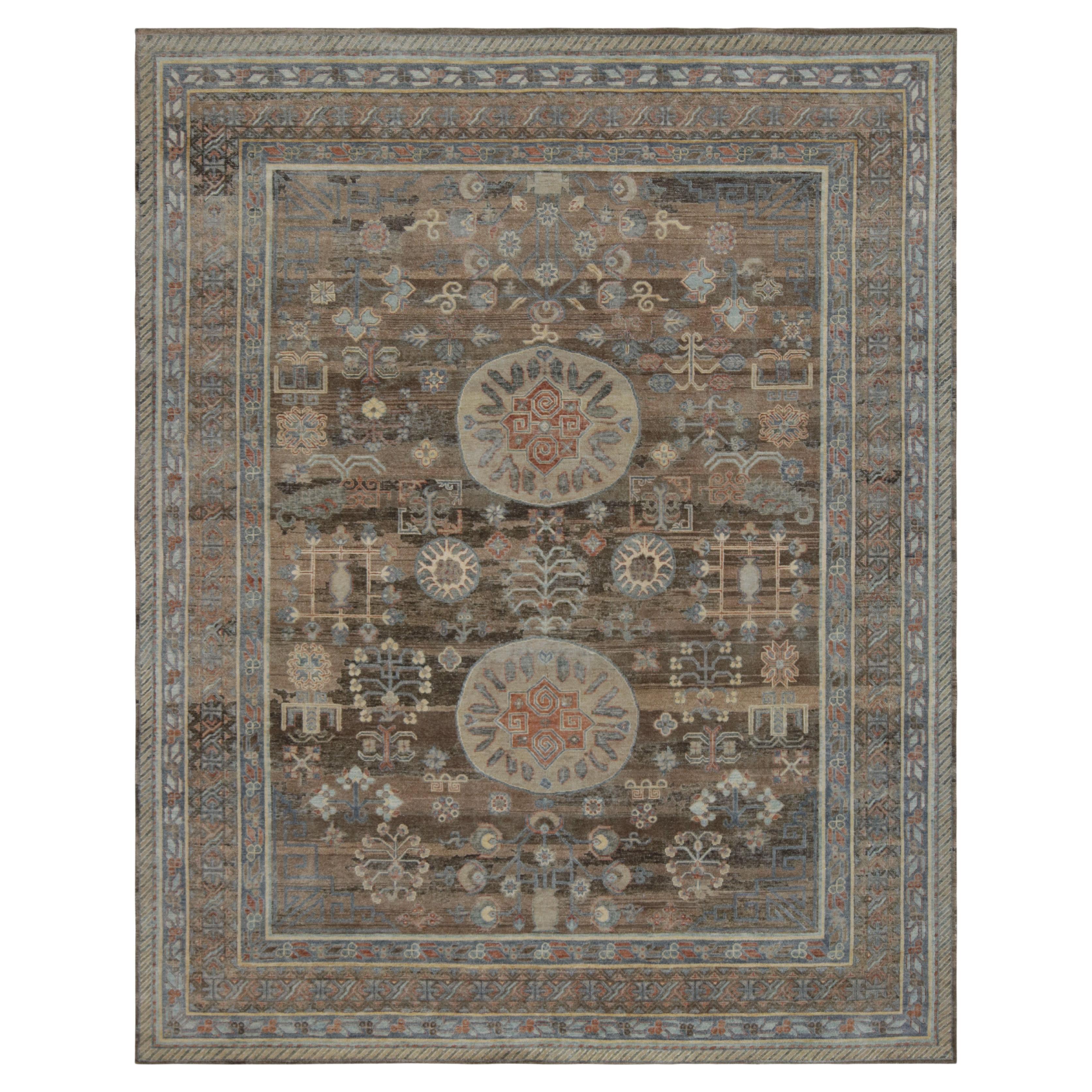 Khotan-Teppich von Rug & Kilim in Braun, Rot und Blau mit Medaillon-Mustern im Angebot