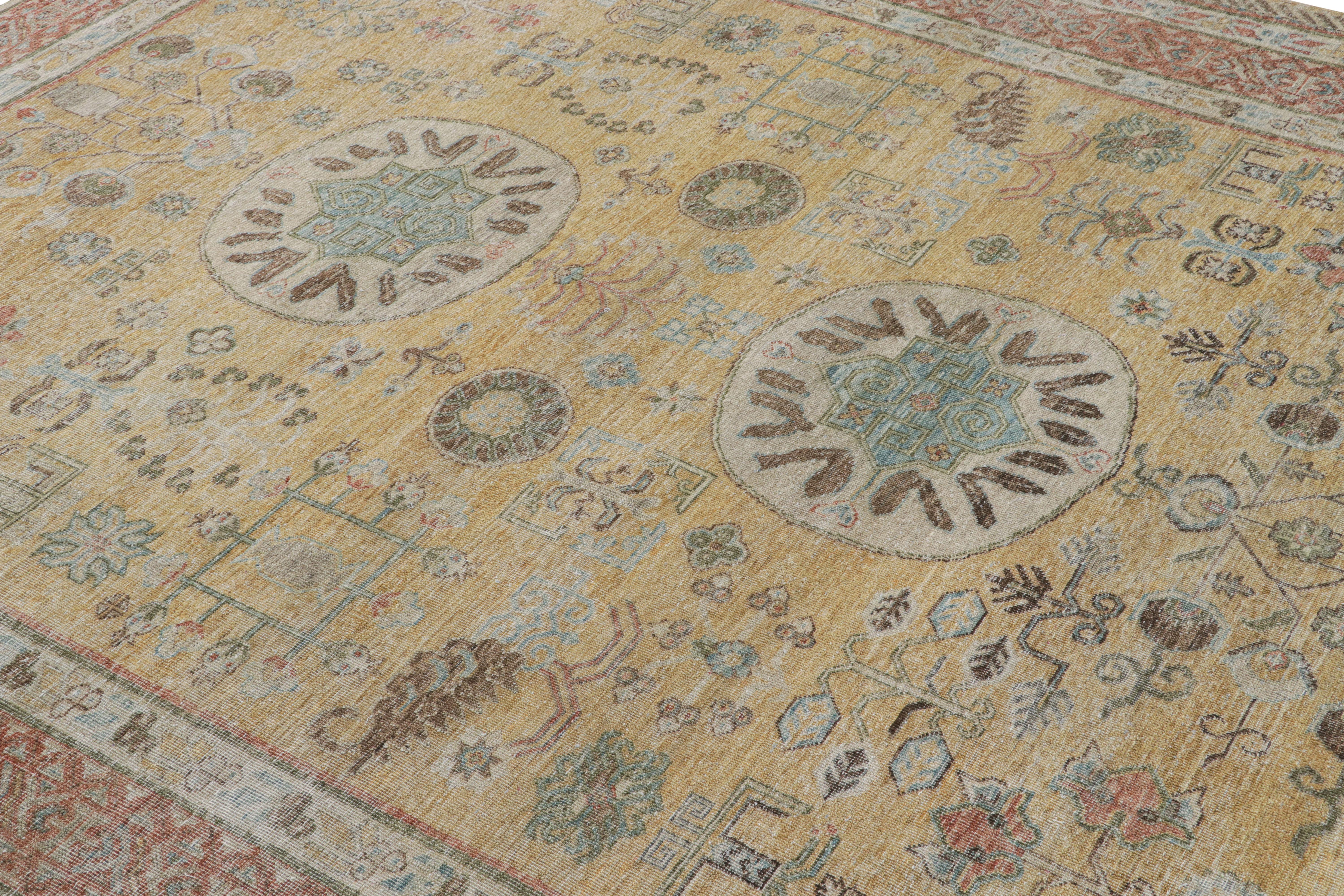 Noué à la main en laine, ce nouveau tapis 8x10 de la Collection Modern Classics de Rug & Kilim s'inspire des tapis anciens du Khotan.

Sur le Design :

Le tapis présente un champ or et une bordure rouge rouille - soulignant un jeu de médaillon et de