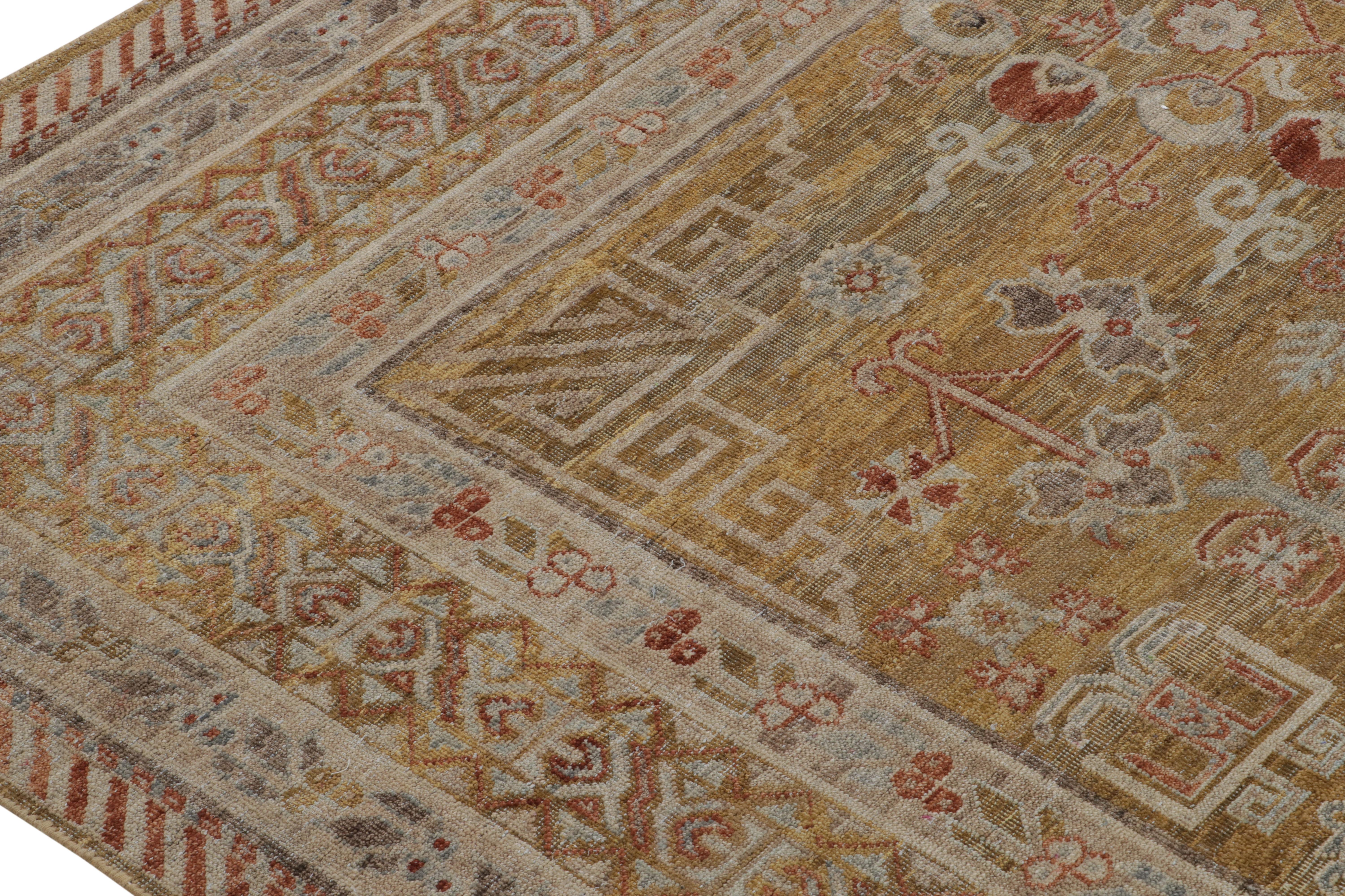 Khotan-Teppich von Rug & Kilim in Gold und Rot mit geometrischen Mustern (Indisch) im Angebot