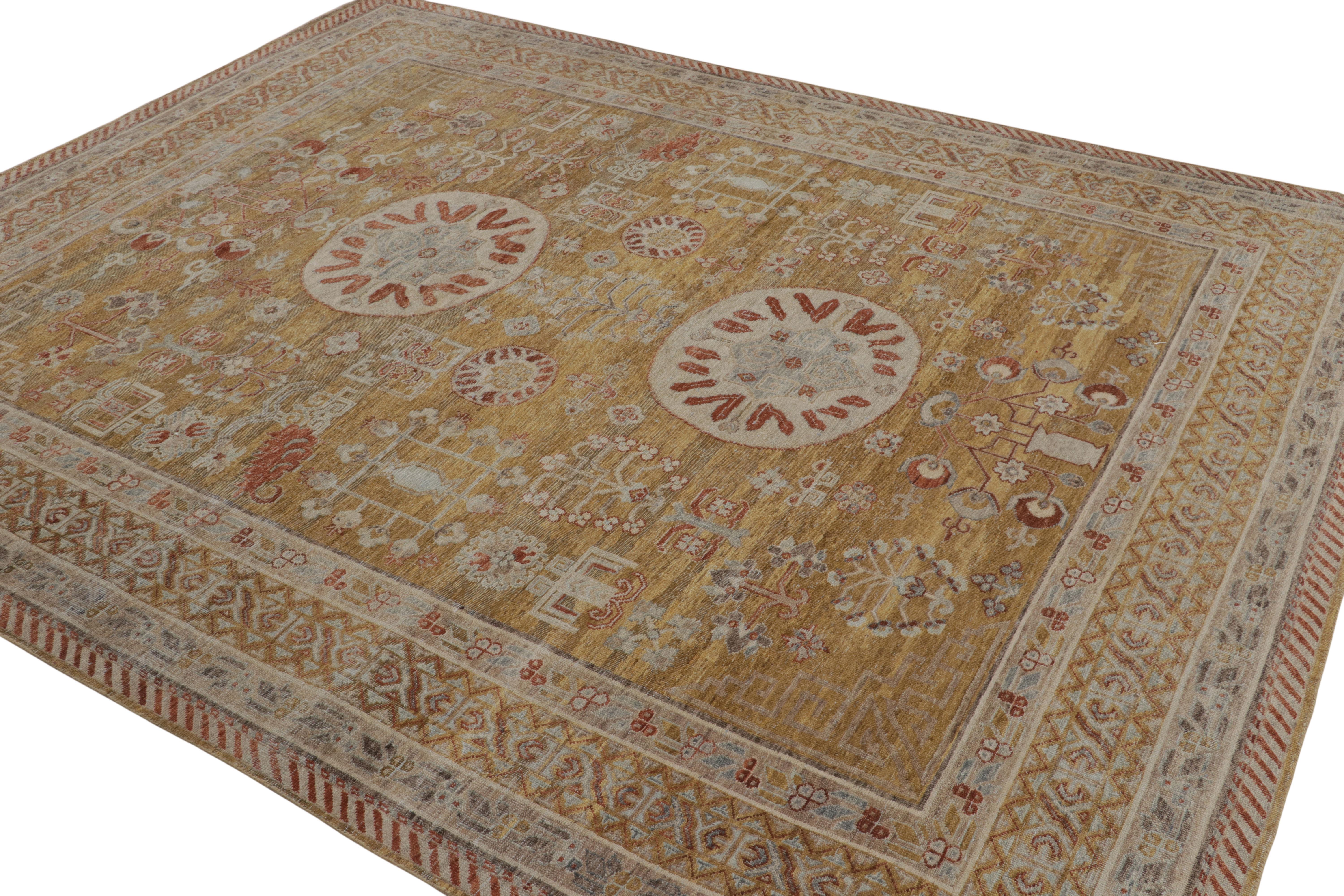 Noué à la main Rug & Kilim's Khotan Rug in Gold and Red with Geometric Patterns (tapis Khotan or et rouge à motifs géométriques) en vente