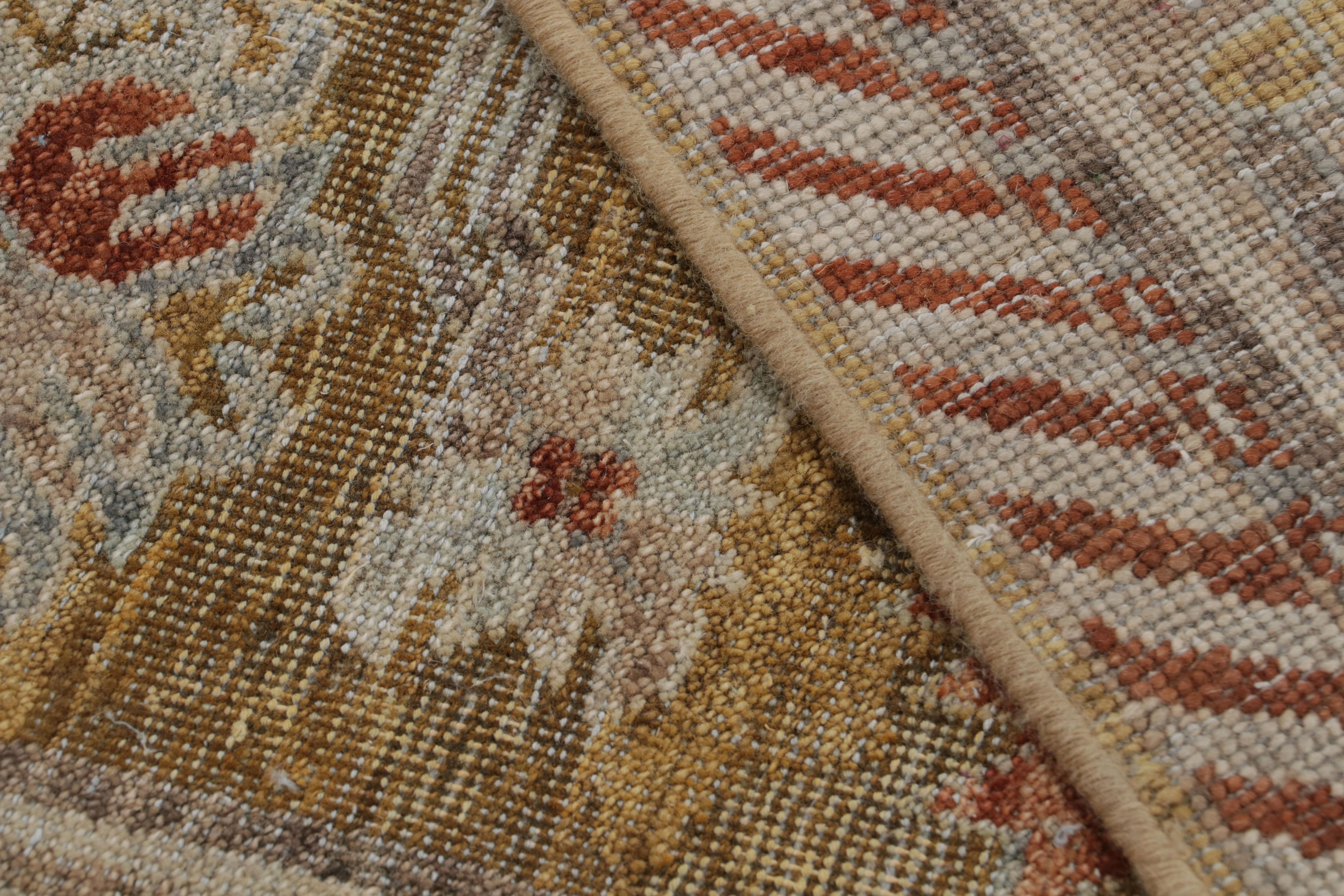 Laine Rug & Kilim's Khotan Rug in Gold and Red with Geometric Patterns (tapis Khotan or et rouge à motifs géométriques) en vente