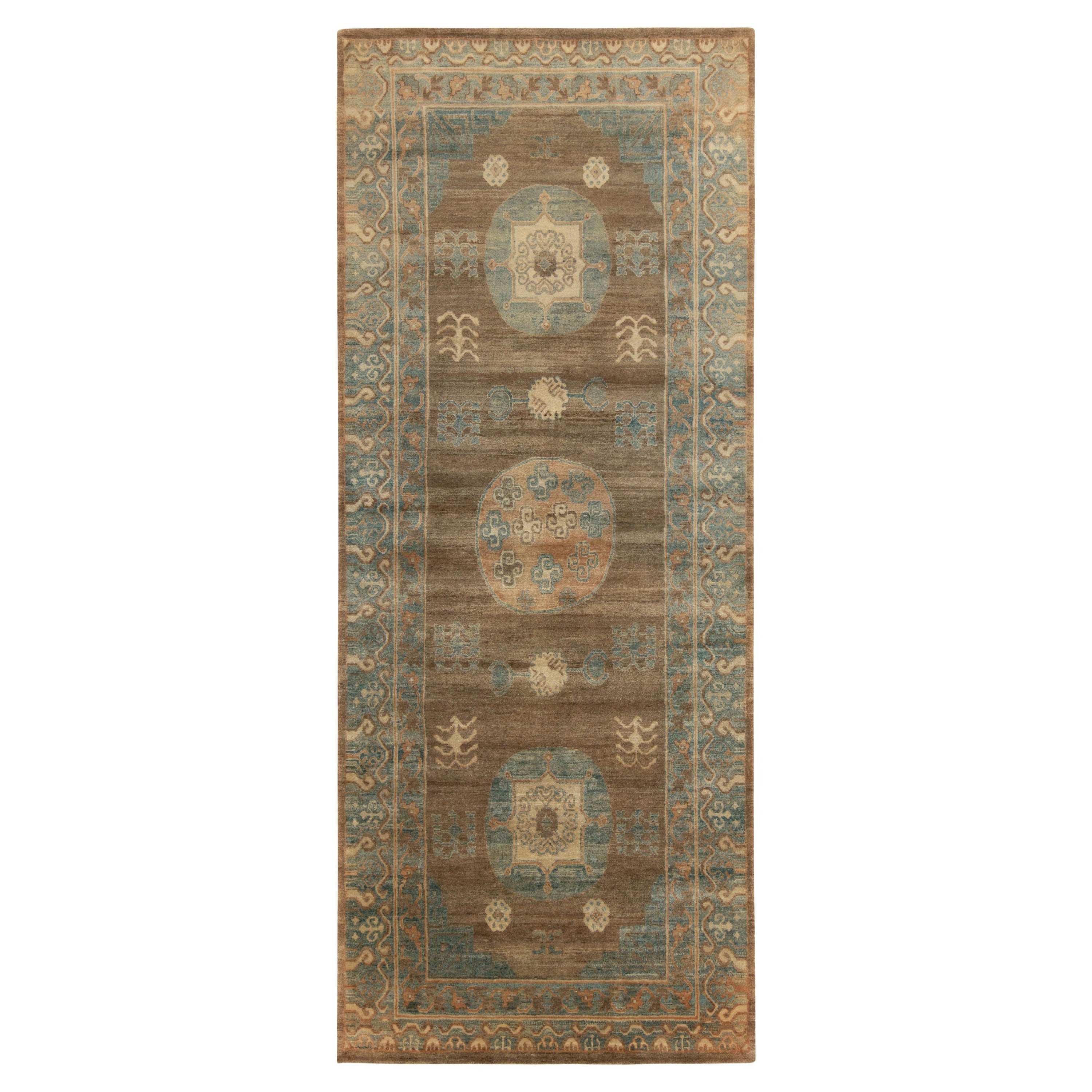 Rug & Kilim, tappeto in stile Khotan Samarcanda in beige-marrone e medaglione blu