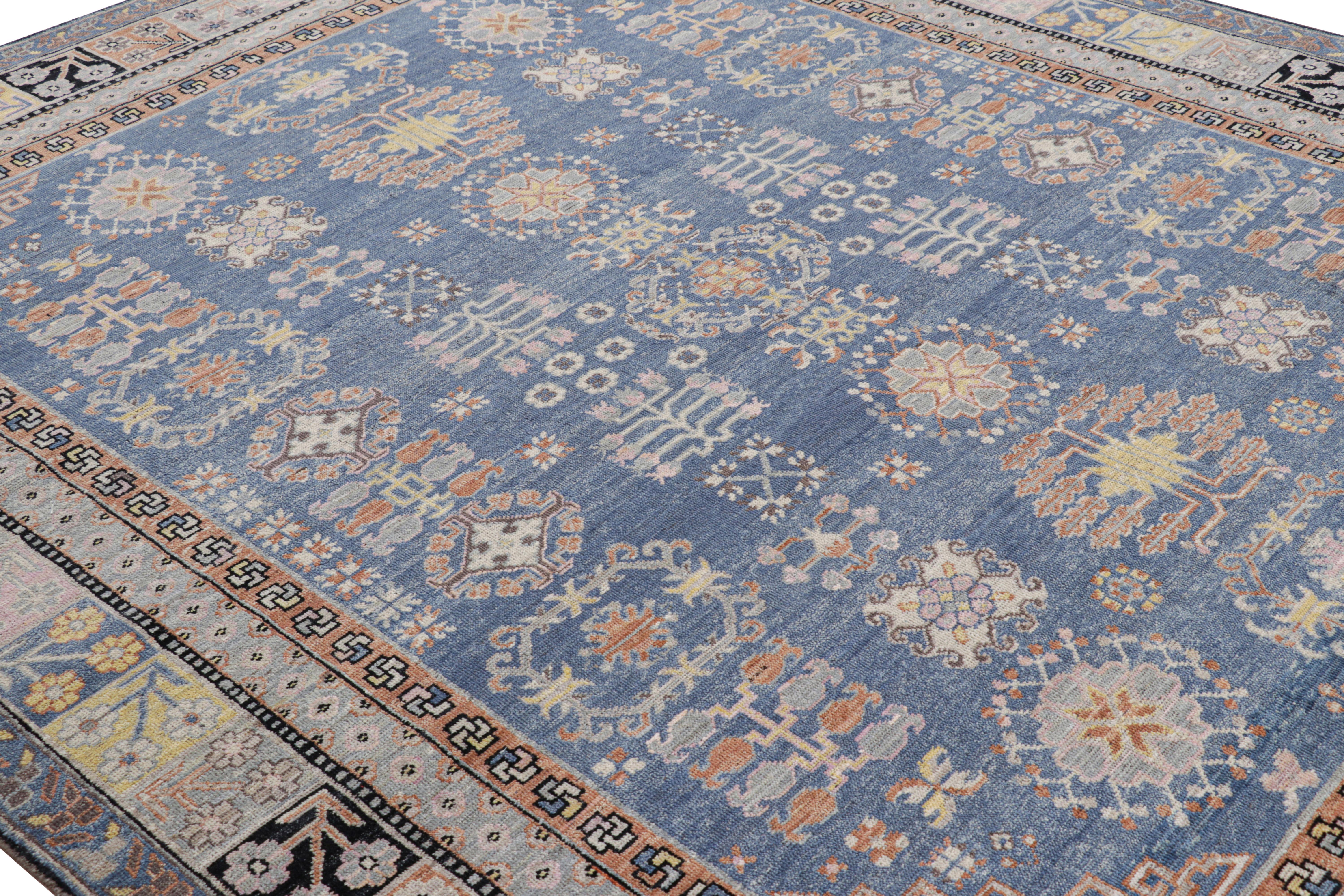 Annodato a mano in una speciale miscela di lana di Ghazni, questo tappeto 8x10 della collezione Burano di Rug & Kilim è ispirato agli antichi tappeti Khotan Samarkand del Turkestan orientale, noti per favorire immagini buddiste e motivi orientali