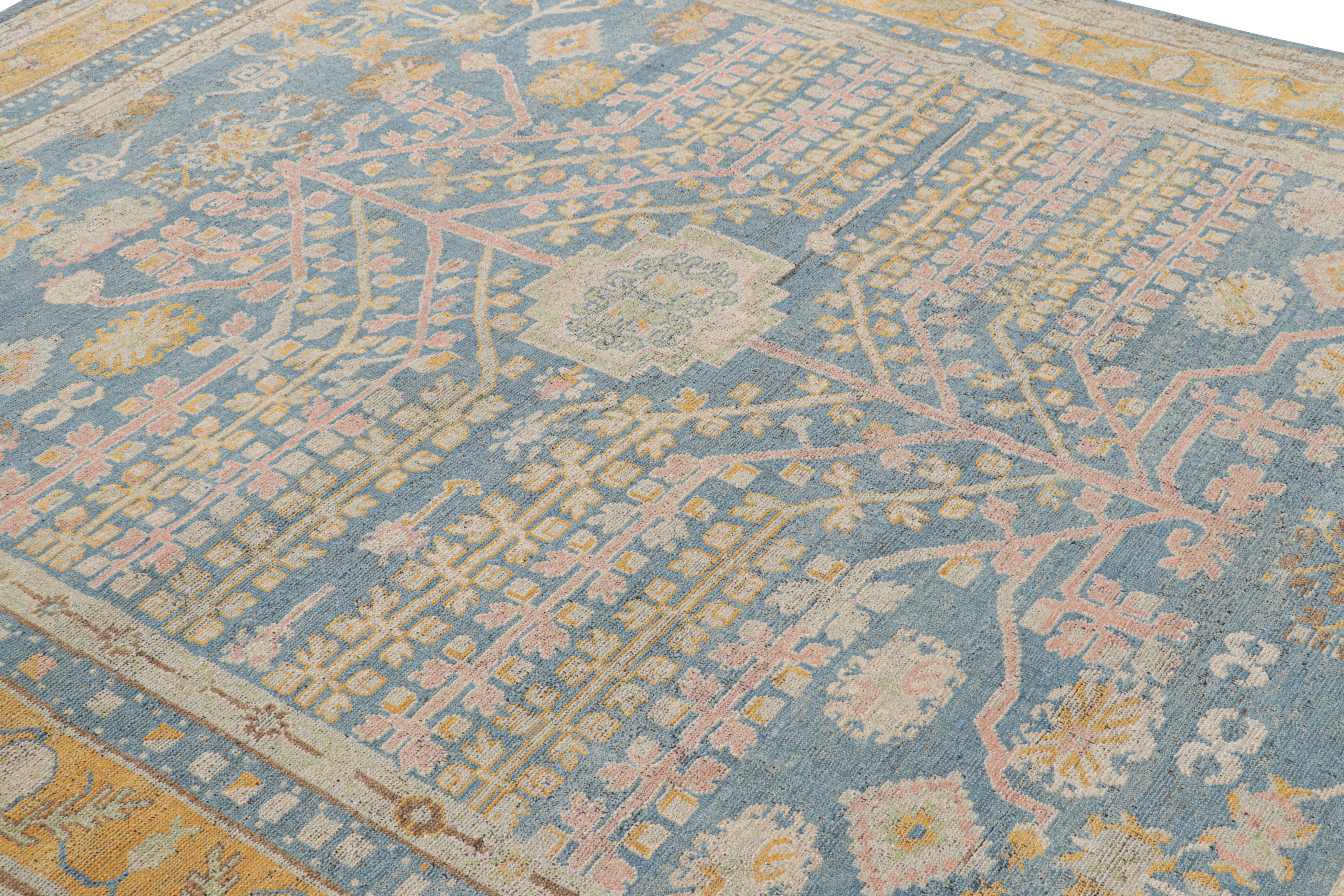 Dieser 8x10 große Teppich aus der klassischen Burano-Kollektion von Rug & Kilim ist aus einer speziellen Wollmischung aus Ghazni handgeknüpft und von antiken Khotan-Samarkand-Teppichen aus Ostturkestan inspiriert, die für ihre buddhistische Symbolik