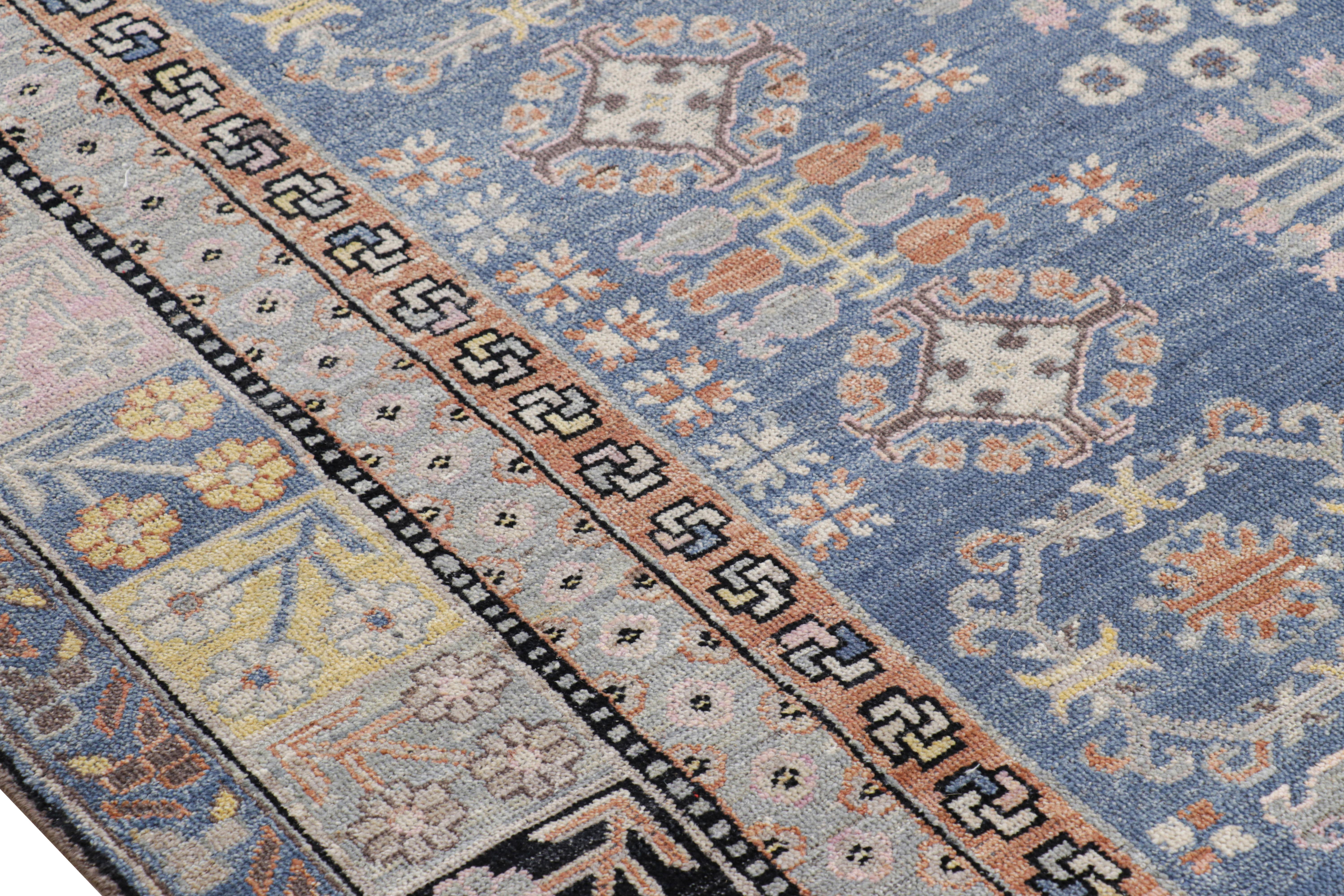 Indiano Rug & Kilim, tappeto in stile Khotan Samarcanda in blu con medaglioni floreali in vendita