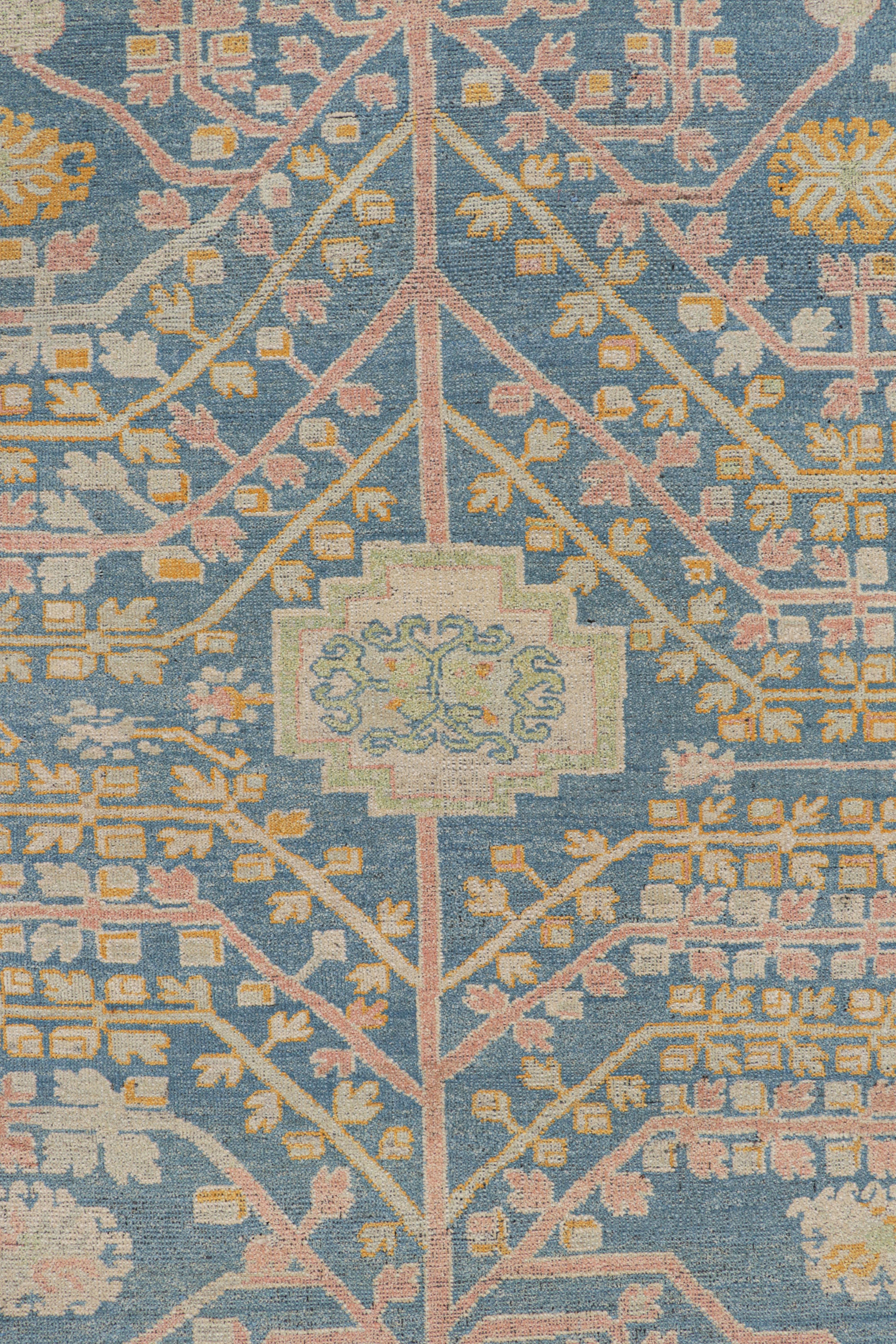 Indiano Rug & Kilim, tappeto in stile Khotan Samarcanda in blu con medaglioni floreali in vendita