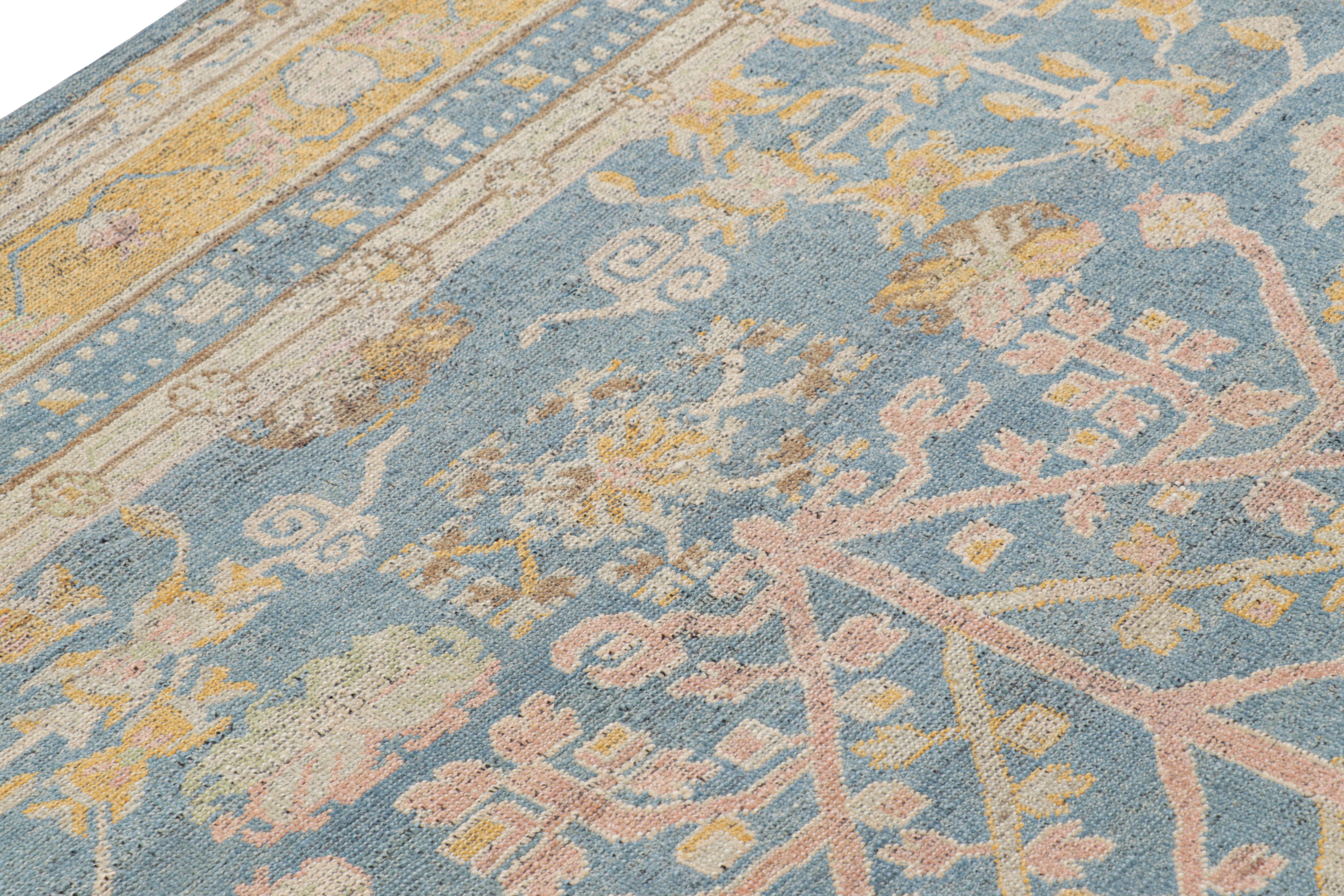 Rug & Kilims Khotan-Teppich im Samarkand-Stil in Blau mit floralen Medaillons (Indisch) im Angebot