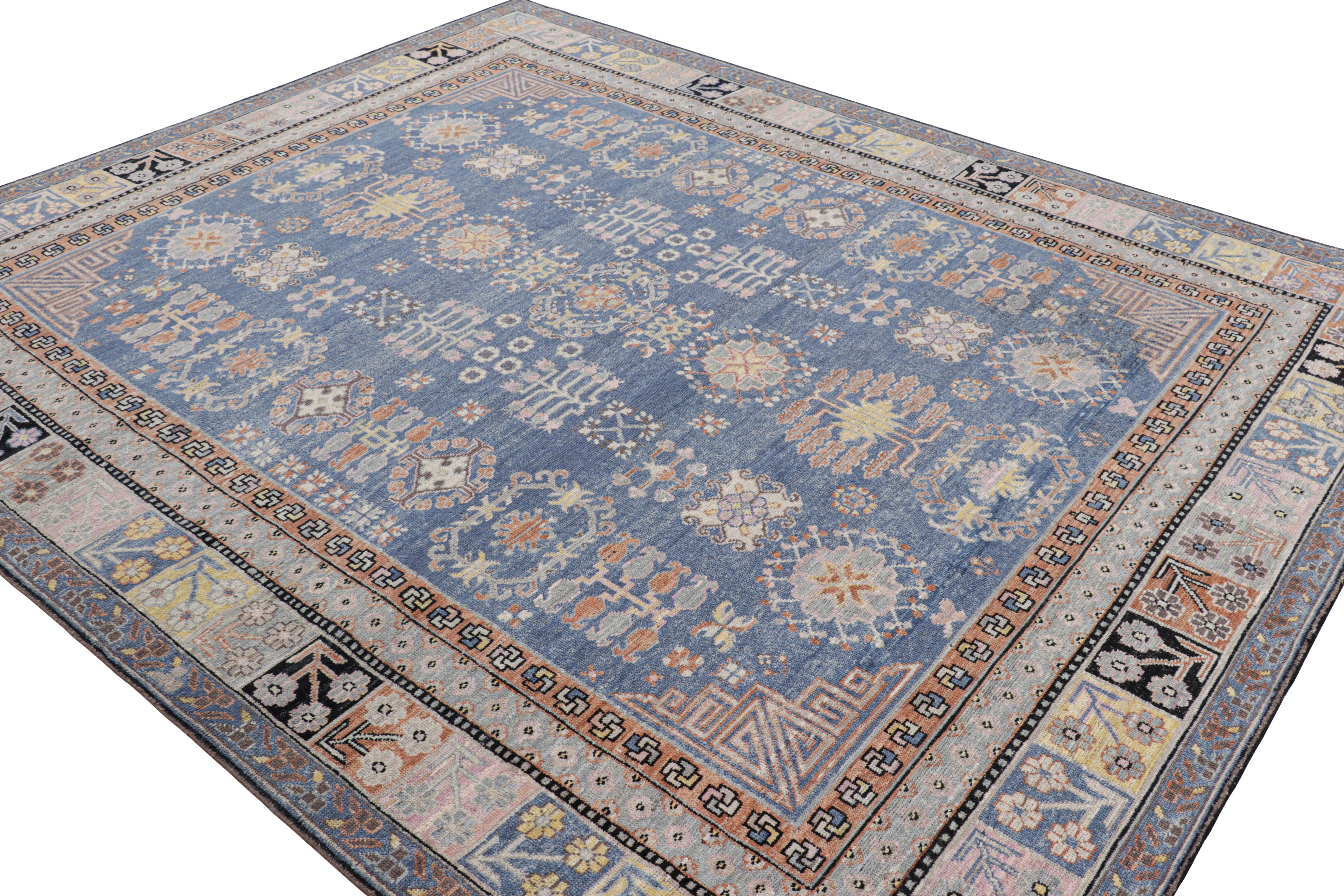 Annodato a mano Rug & Kilim, tappeto in stile Khotan Samarcanda in blu con medaglioni floreali in vendita