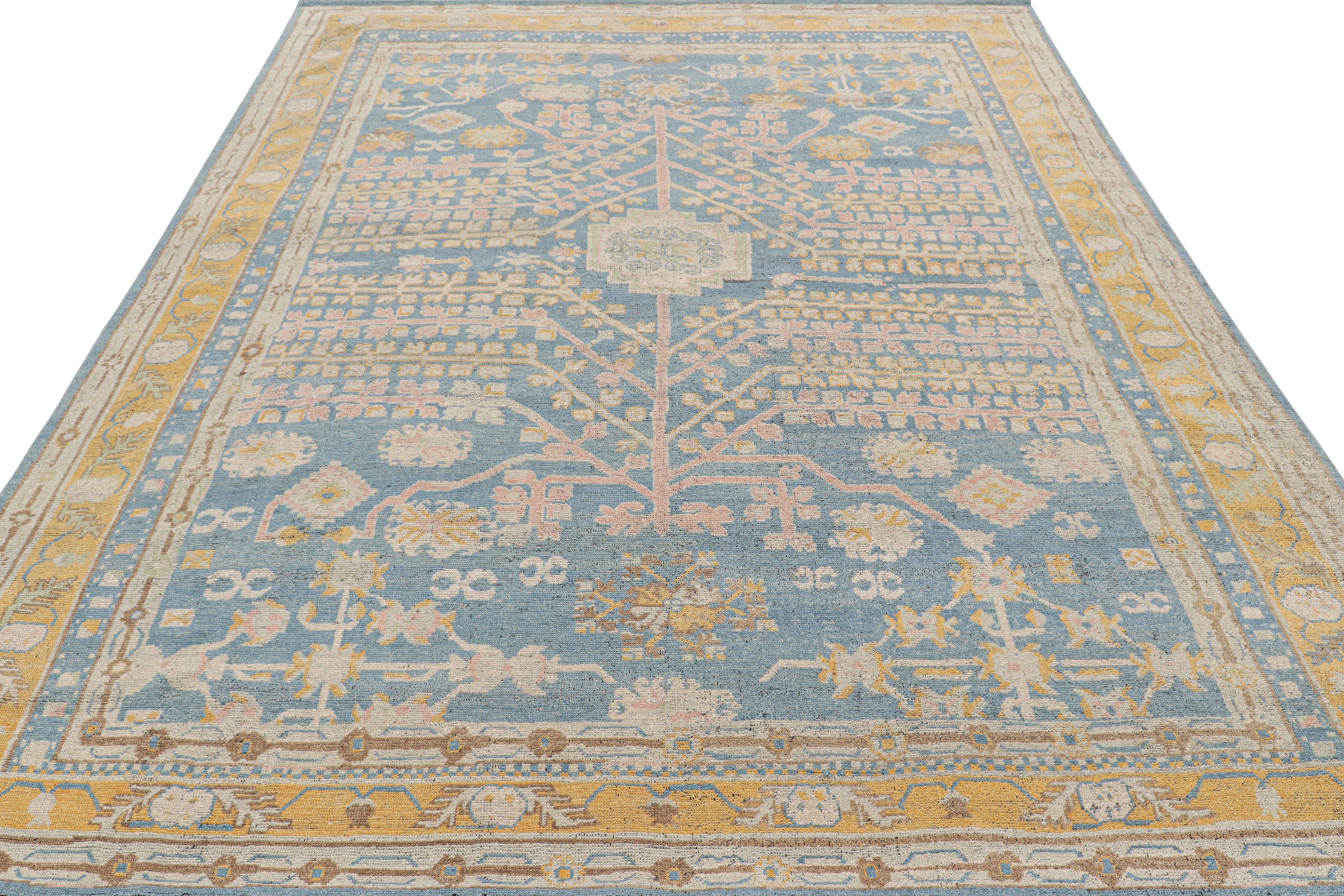 Annodato a mano Rug & Kilim, tappeto in stile Khotan Samarcanda in blu con medaglioni floreali in vendita