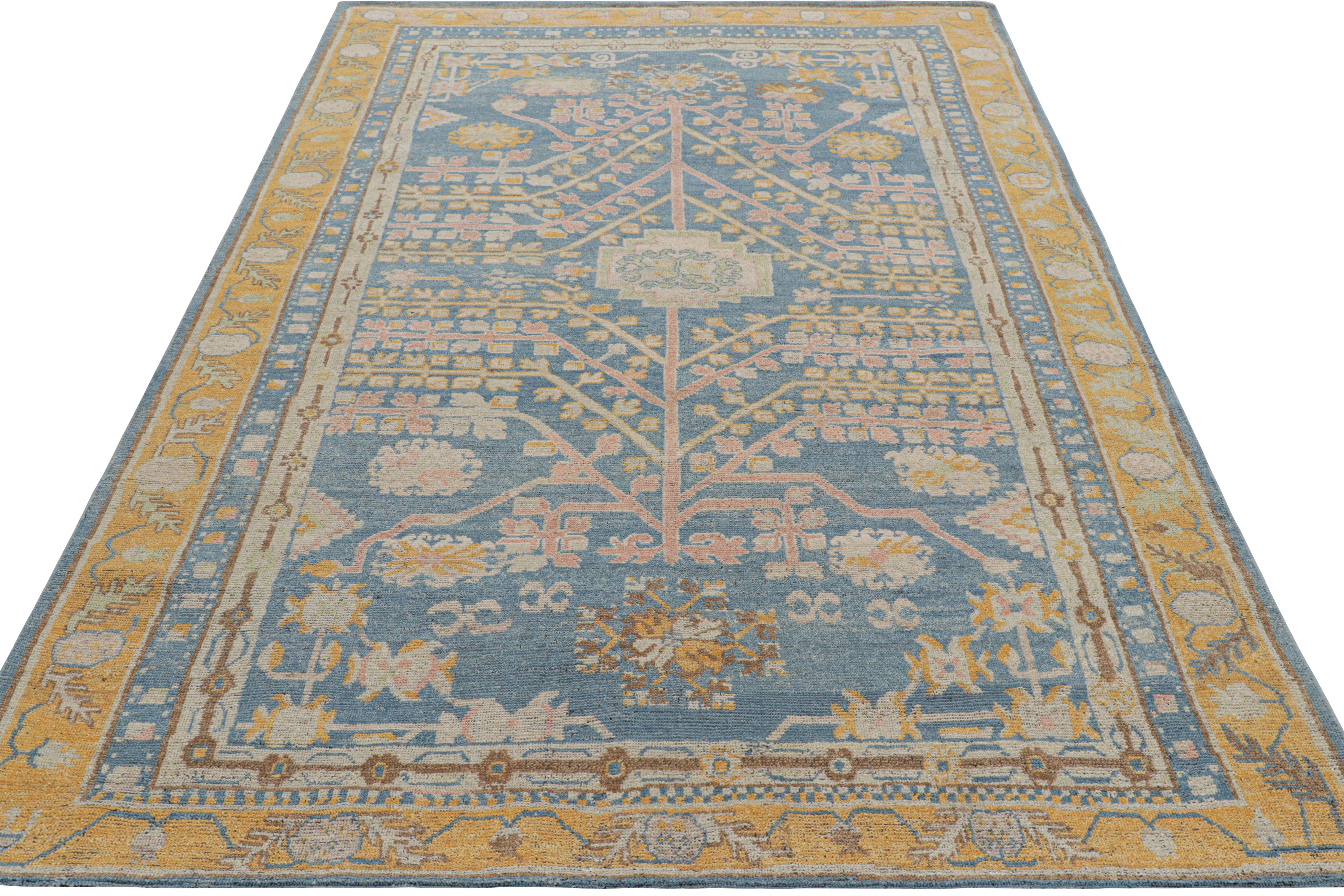 Annodato a mano Rug & Kilim, tappeto in stile Khotan Samarcanda in blu con medaglioni floreali in vendita