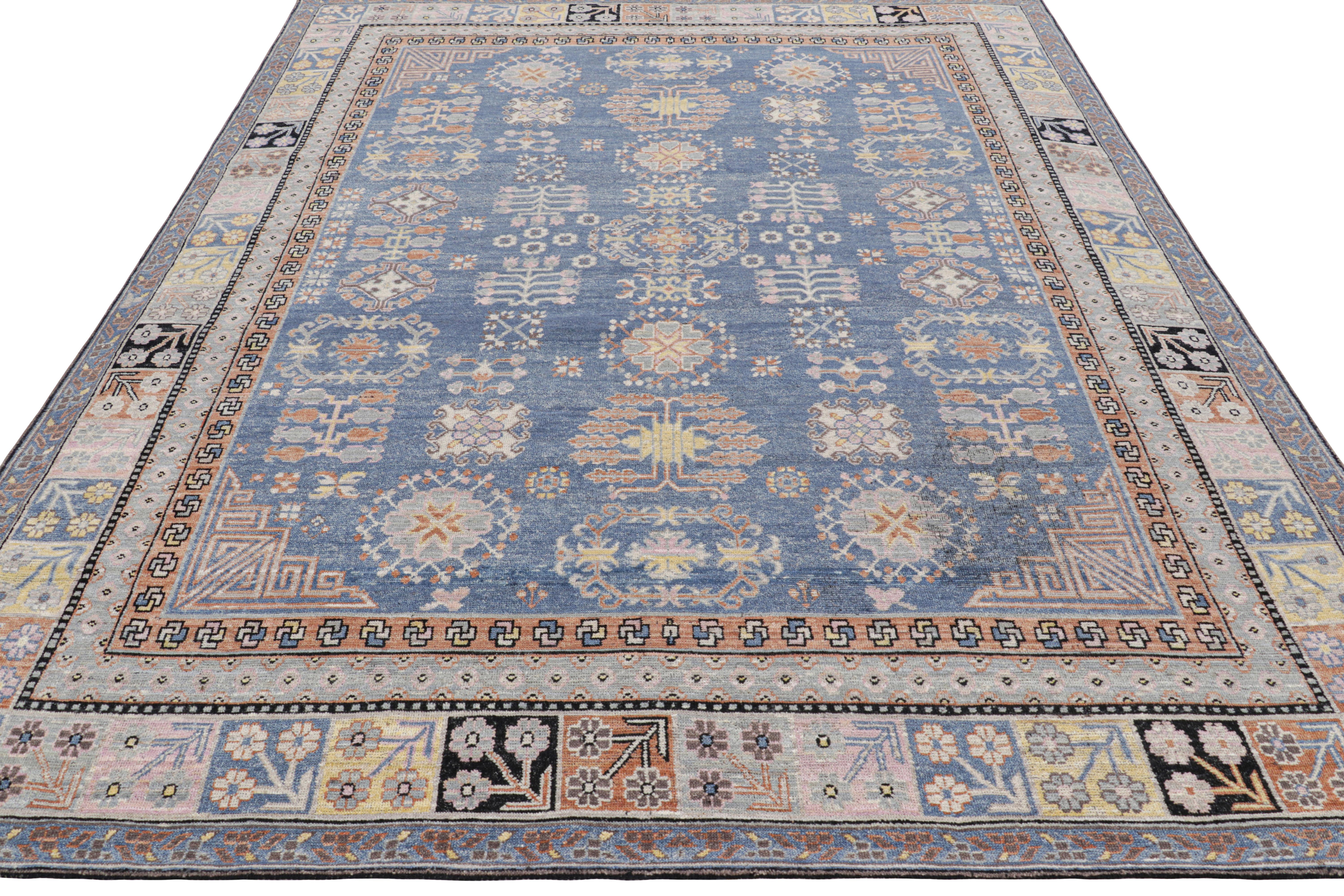 Rug & Kilim, tappeto in stile Khotan Samarcanda in blu con medaglioni floreali In condizioni Nuovo in vendita a Long Island City, NY