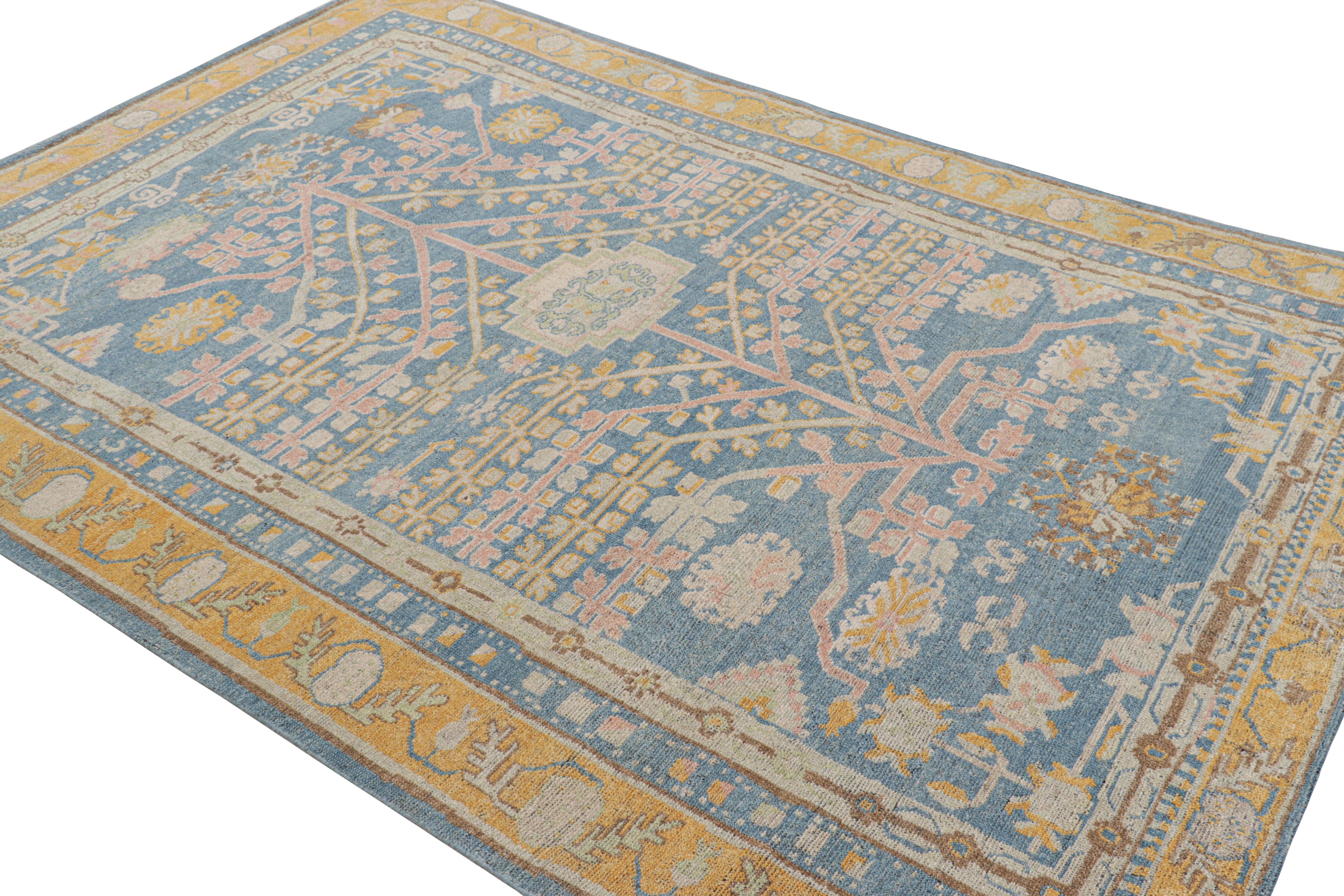 Rug & Kilim, tappeto in stile Khotan Samarcanda in blu con medaglioni floreali In condizioni Nuovo in vendita a Long Island City, NY