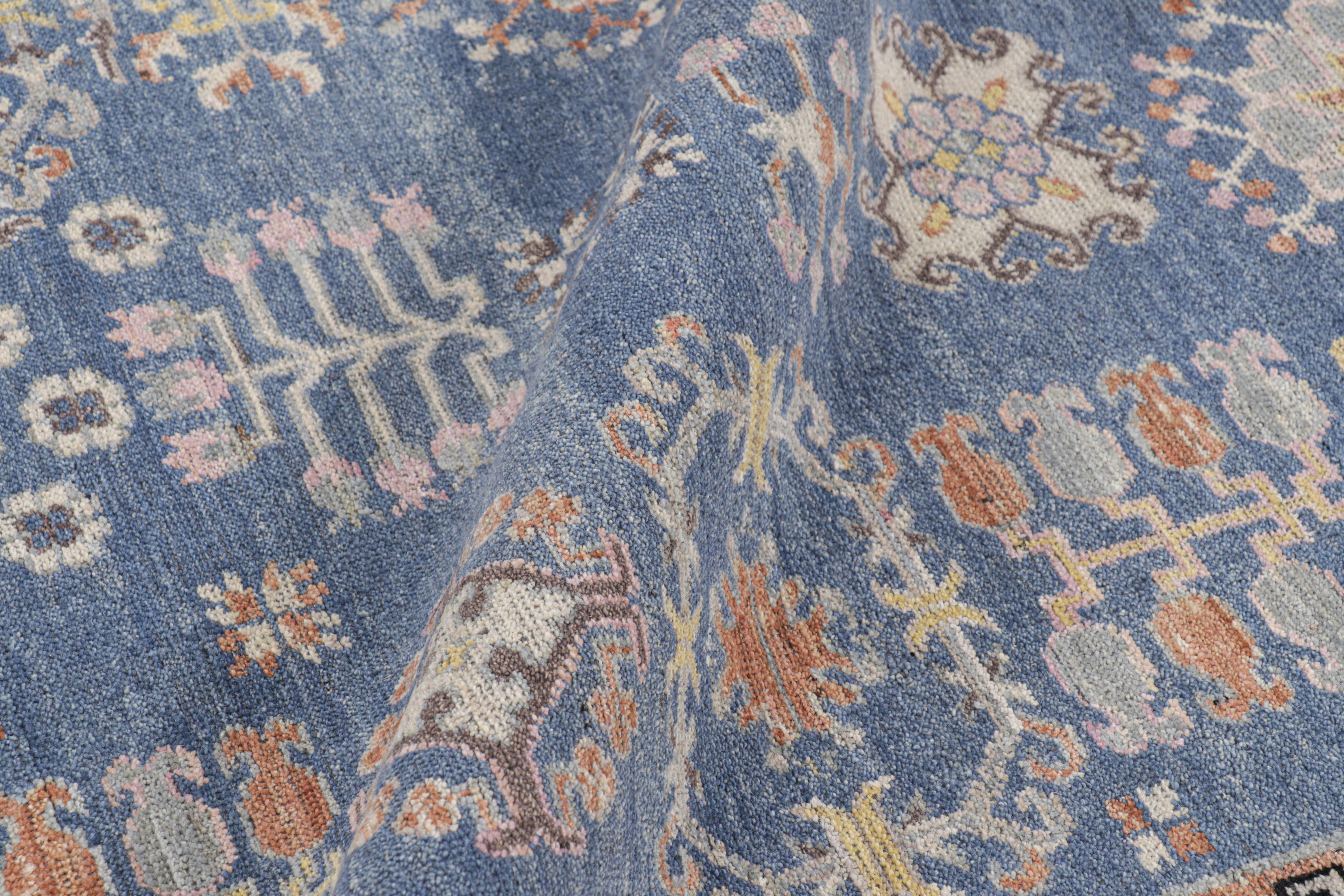 XXI secolo e contemporaneo Rug & Kilim, tappeto in stile Khotan Samarcanda in blu con medaglioni floreali in vendita