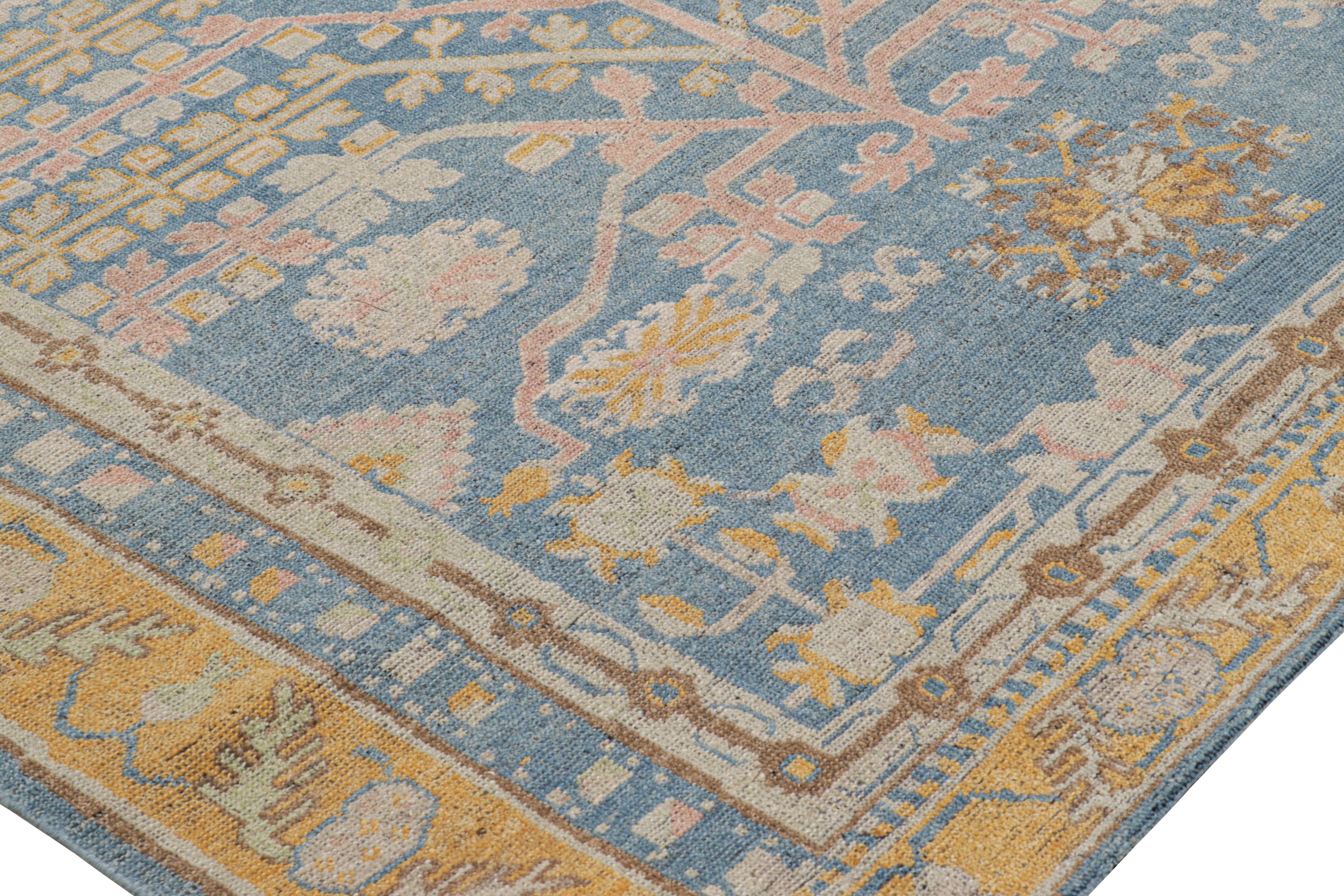 XXI secolo e contemporaneo Rug & Kilim, tappeto in stile Khotan Samarcanda in blu con medaglioni floreali in vendita