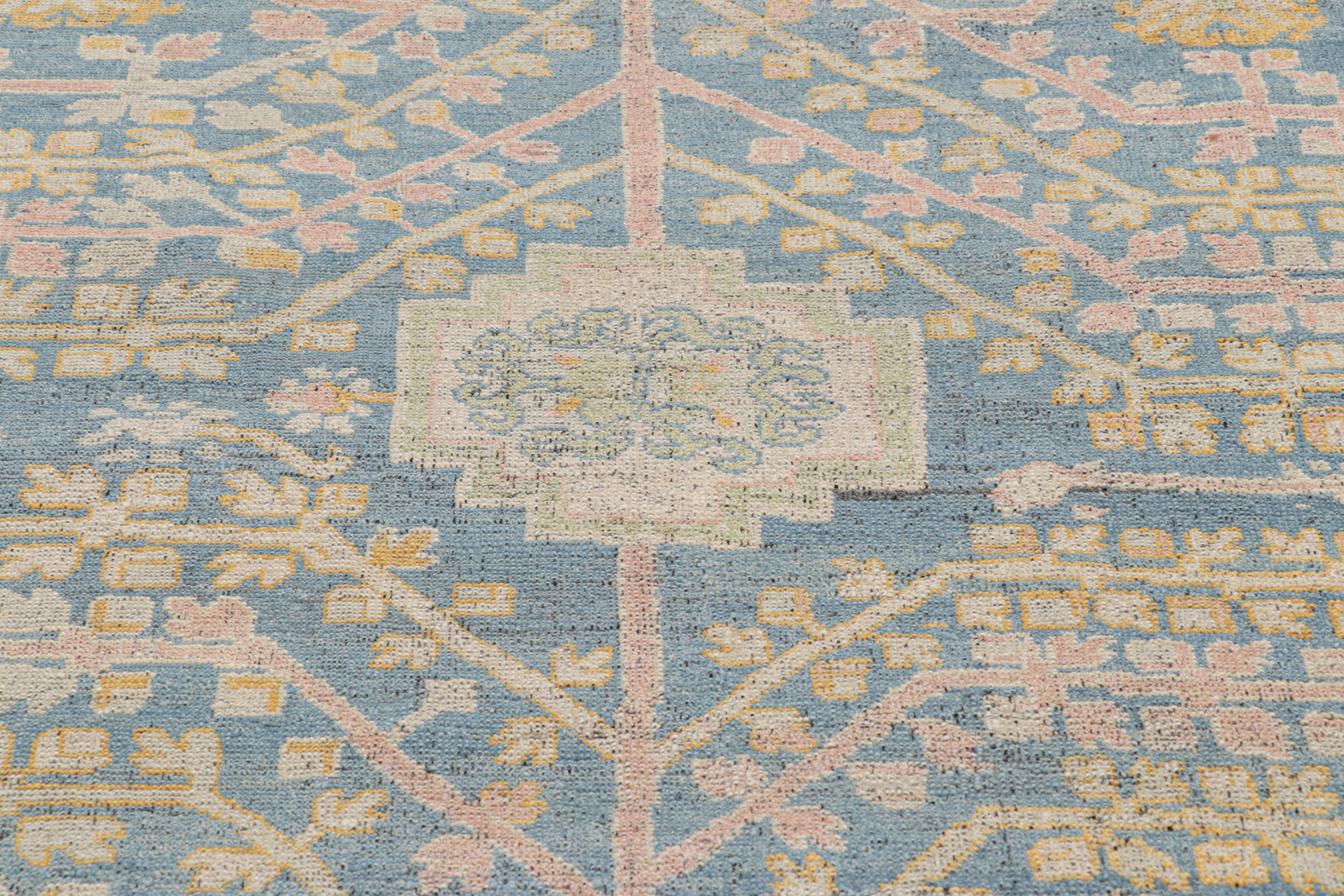 Rug & Kilims Khotan-Teppich im Samarkand-Stil in Blau mit floralen Medaillons (21. Jahrhundert und zeitgenössisch) im Angebot