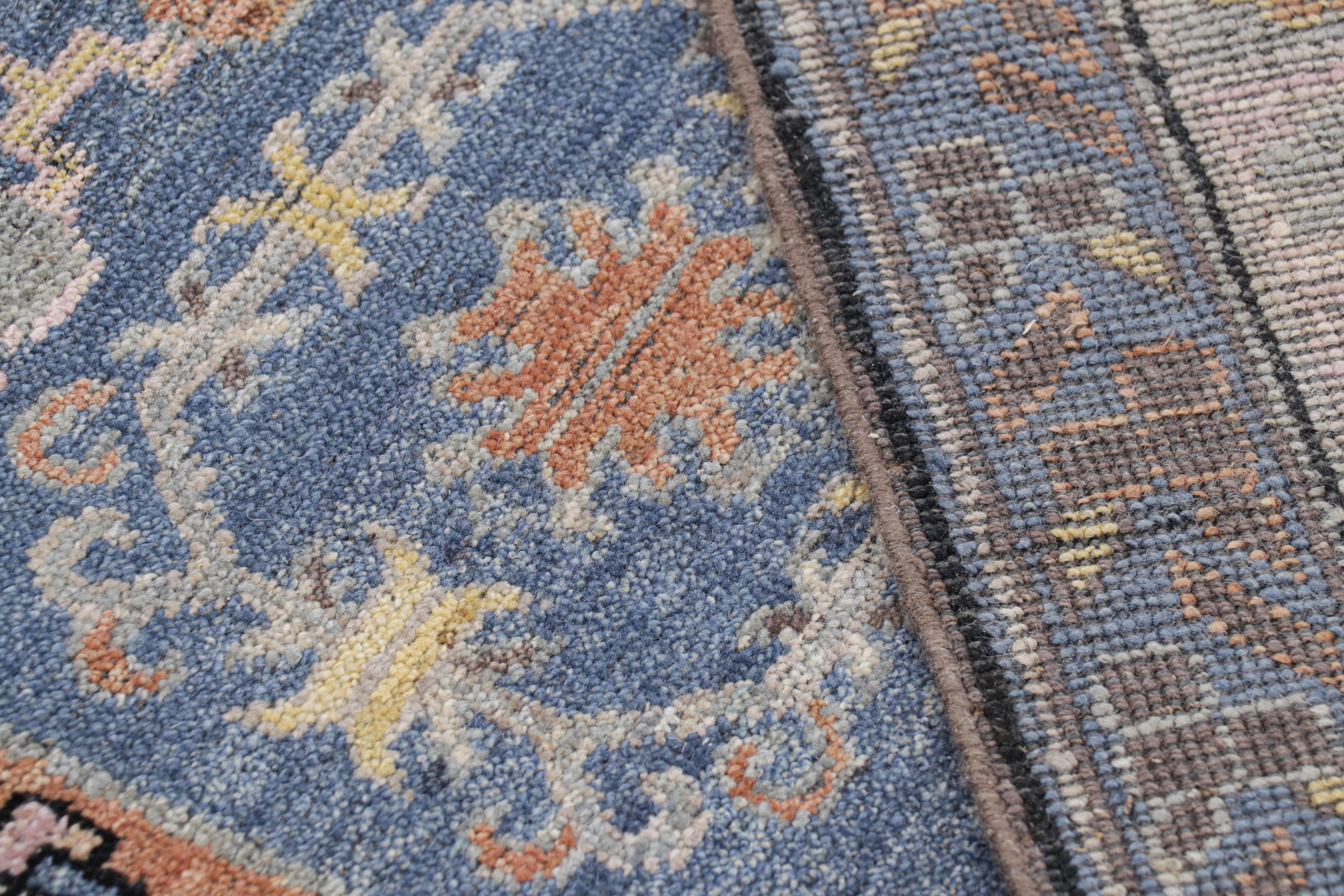 Lana Rug & Kilim, tappeto in stile Khotan Samarcanda in blu con medaglioni floreali in vendita