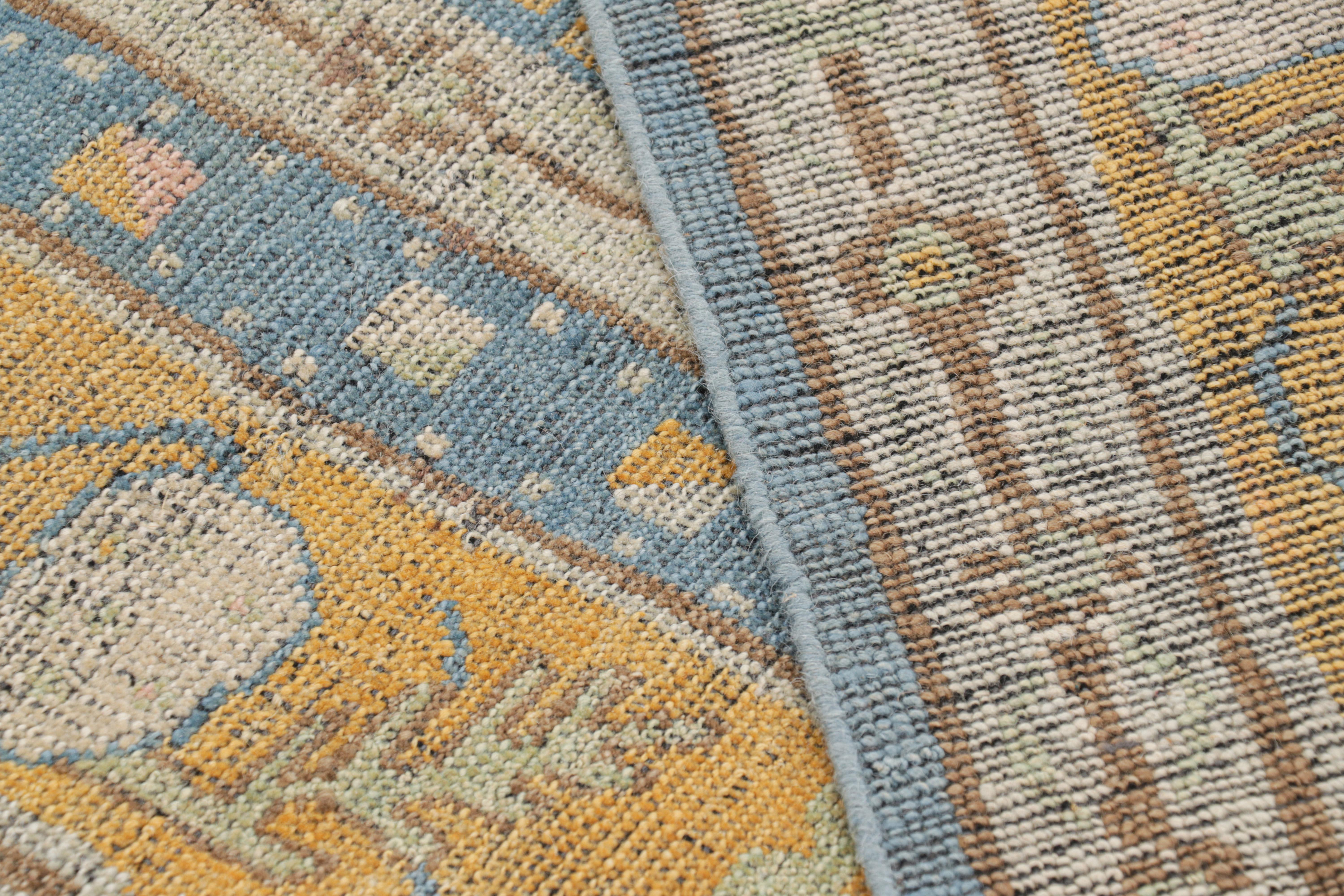 Lana Rug & Kilim, tappeto in stile Khotan Samarcanda in blu con medaglioni floreali in vendita