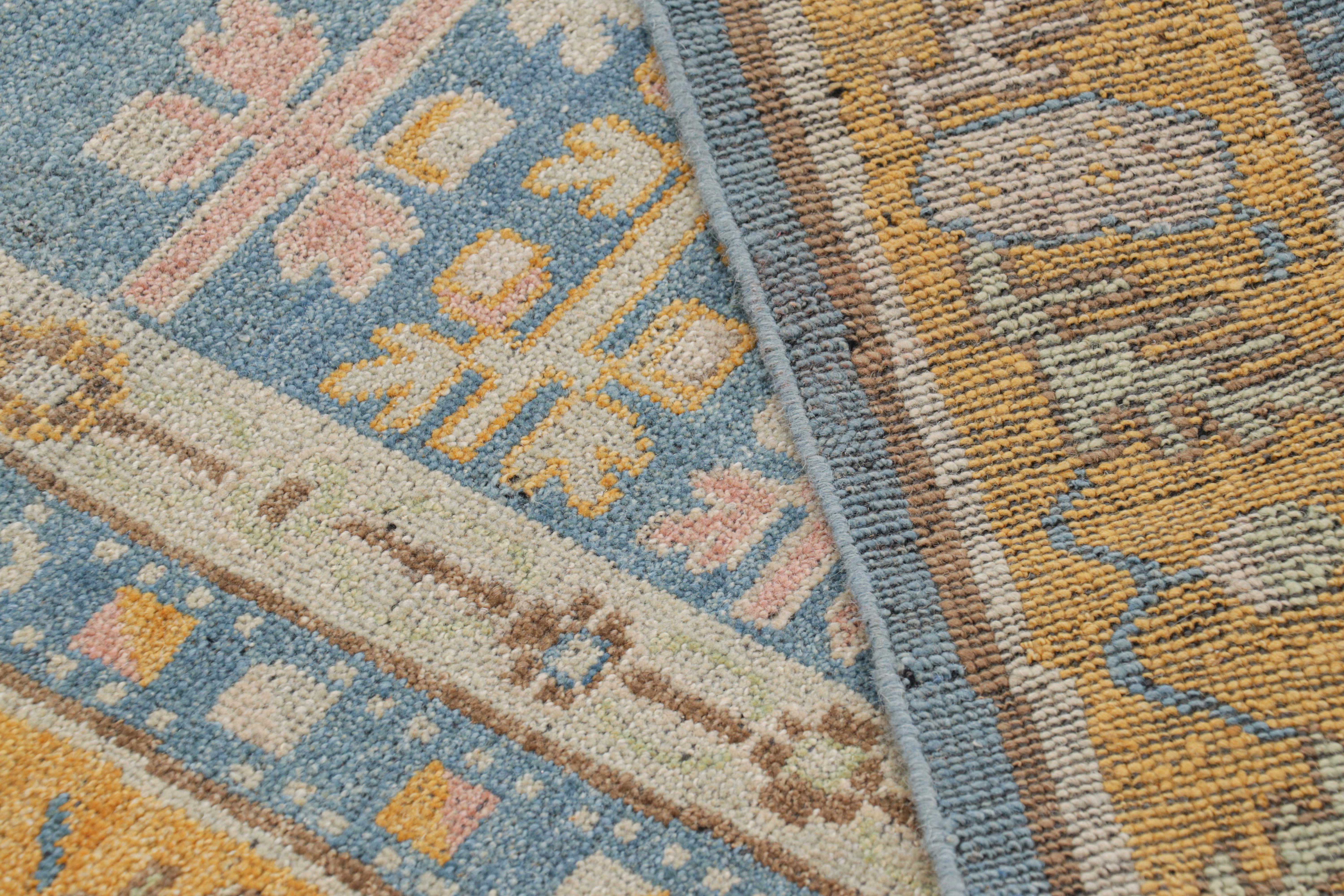 Lana Rug & Kilim, tappeto in stile Khotan Samarcanda in blu con medaglioni floreali in vendita