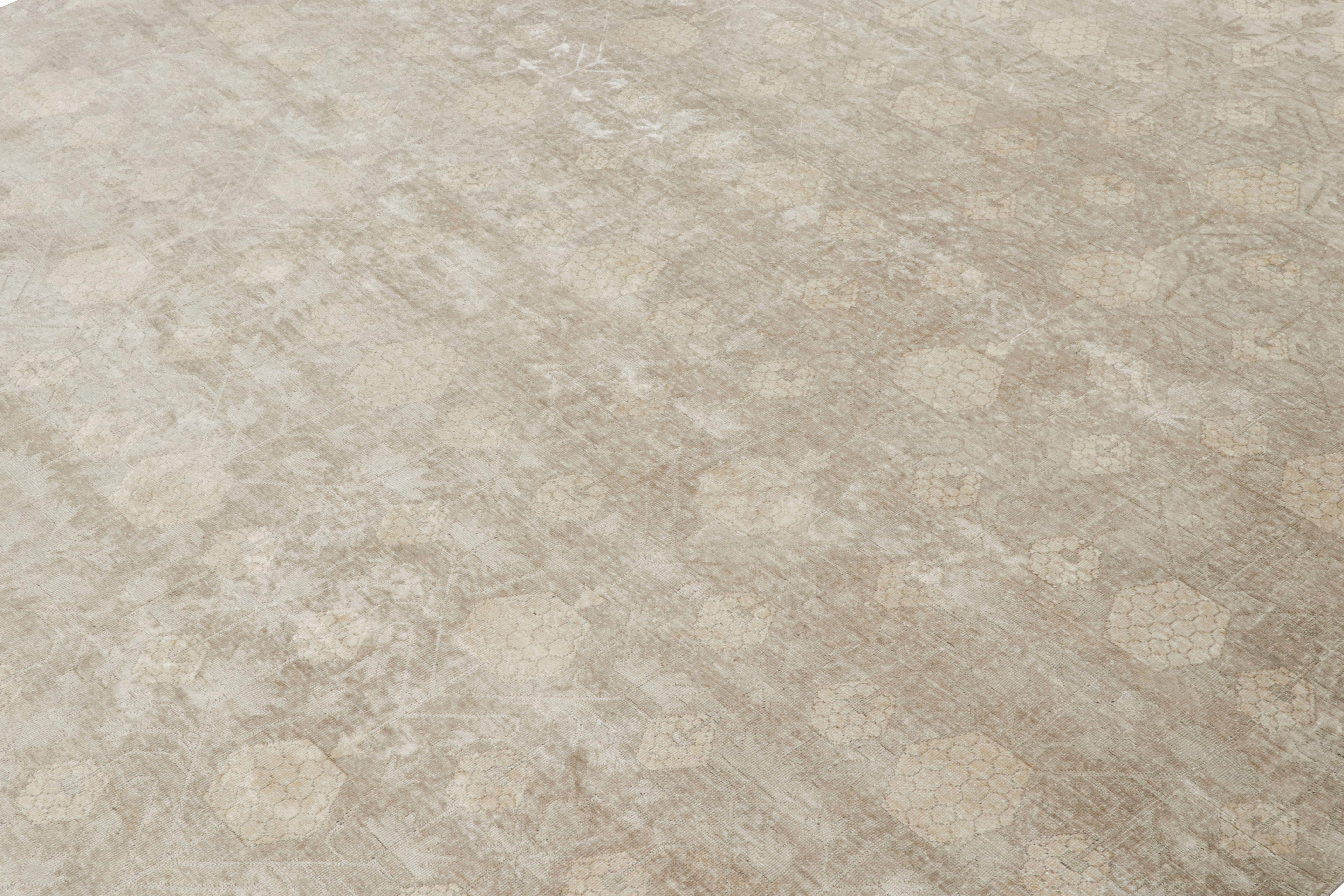 Rug & Kilim's Khotan-Teppich im Samarkand-Stil mit beige-braunen Granatapfelmustern (Indisch) im Angebot